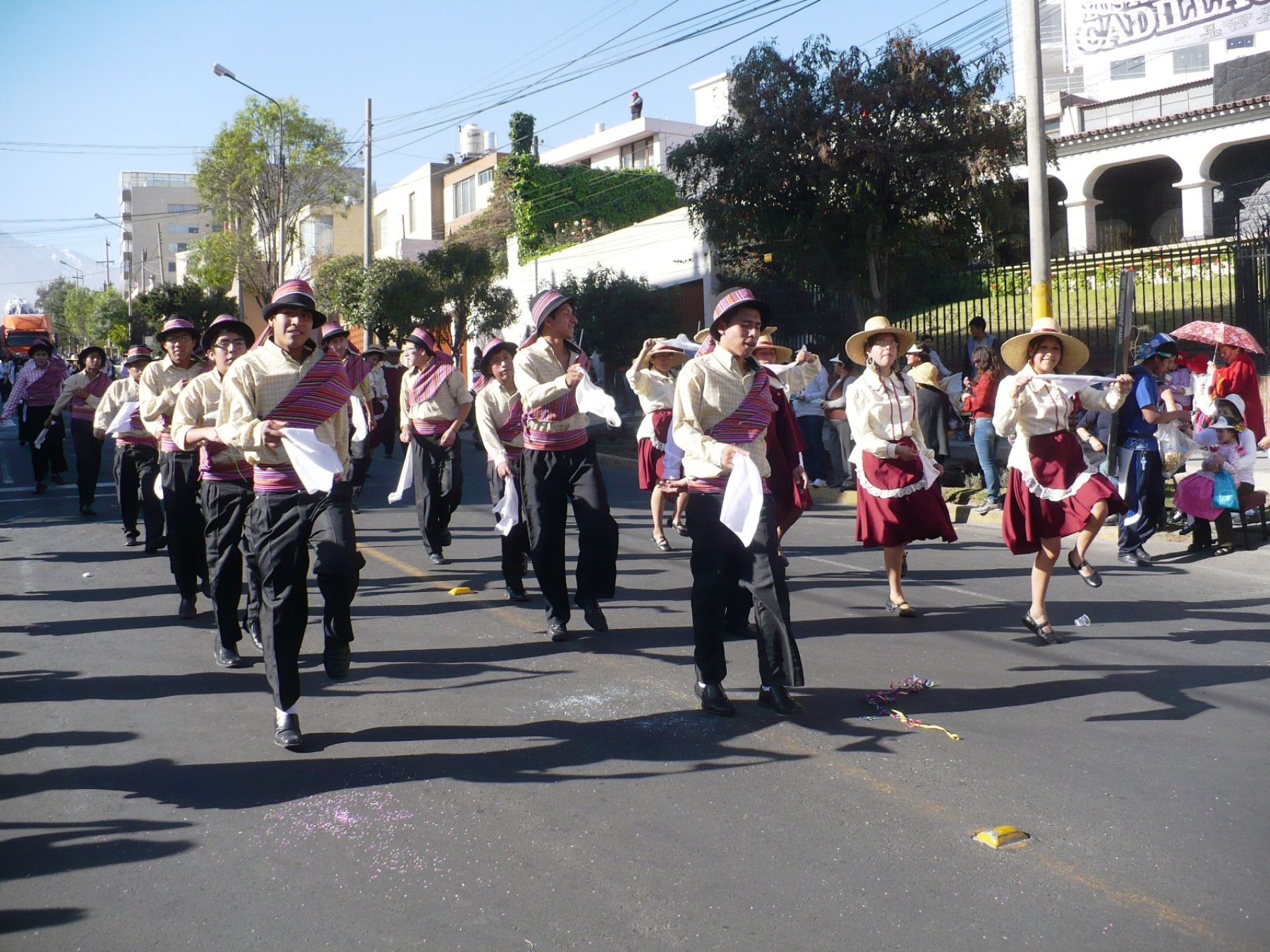 El carnaval de Arequipa y otras danzas típicas de la ciudad participan del desfile por la entrada de ccapo que se inició en el distrito de Cayma.