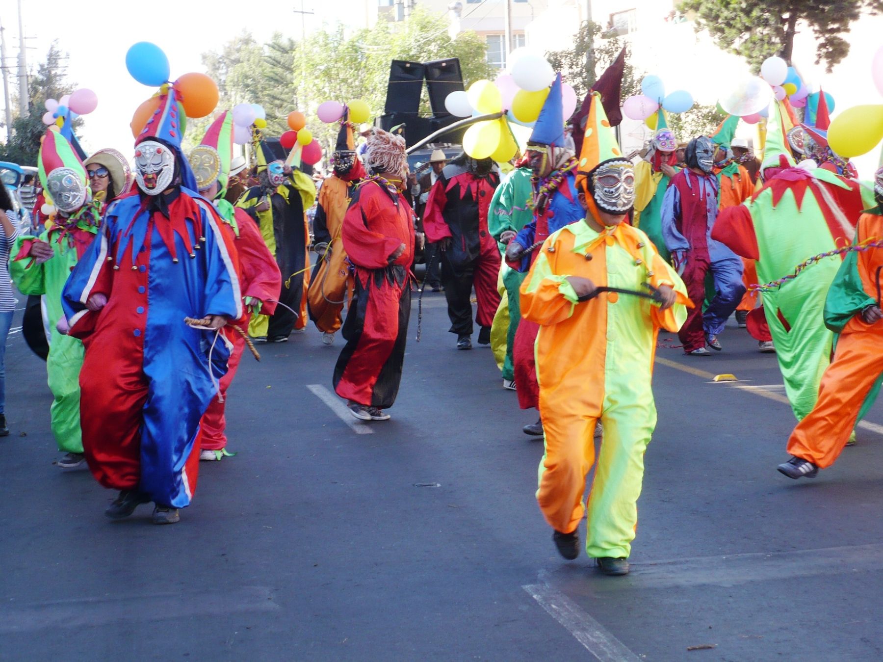 El carnaval de Arequipa y otras danzas típicas de la ciudad participan del desfile por la entrada de ccapo que se inició en el distrito de Cayma.