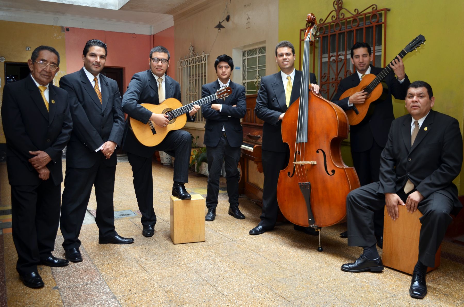 La agrupación Sabor del 900 se encarga de la difusión de música criolla.