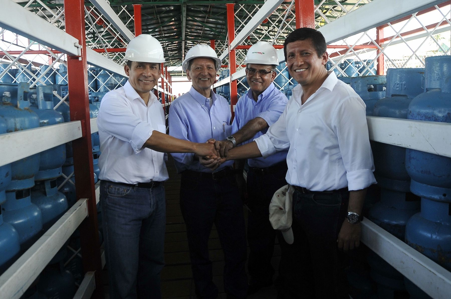 El Presidente Ollanta Humala inauguró el servicio de transporte fluvial de gas licuado de petróleo (GLP), a través de la barcaza “Samiria” de Petroperú, en la ciudad de Iquitos, región Loreto. ANDINA/Prensa Presidencia