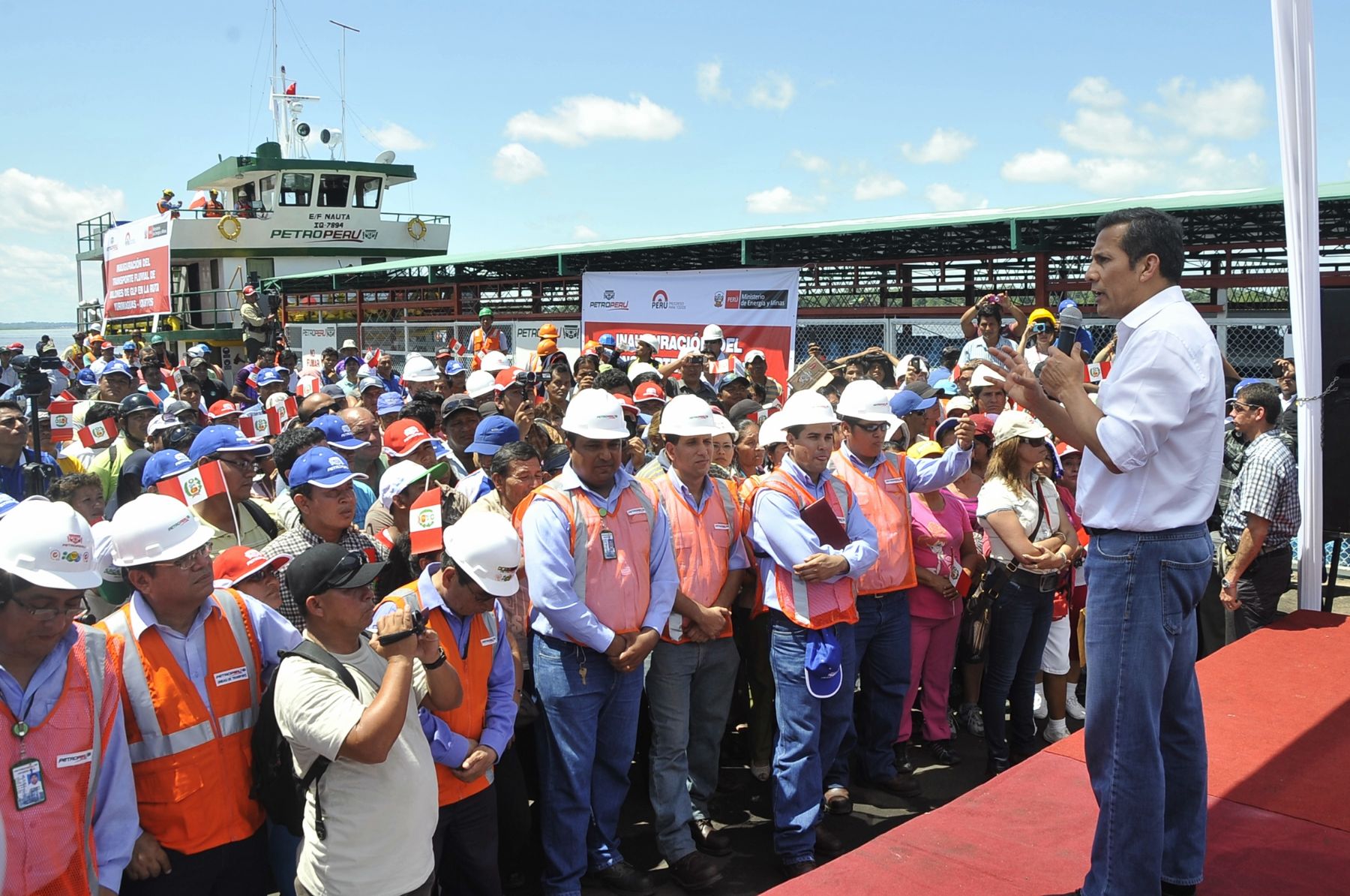 El Presidente Ollanta Humala inauguró el servicio de transporte fluvial de gas licuado de petróleo (GLP), a través de la barcaza “Samiria” de Petroperú, en la ciudad de Iquitos, región Loreto. ANDINA/Prensa Presidencia