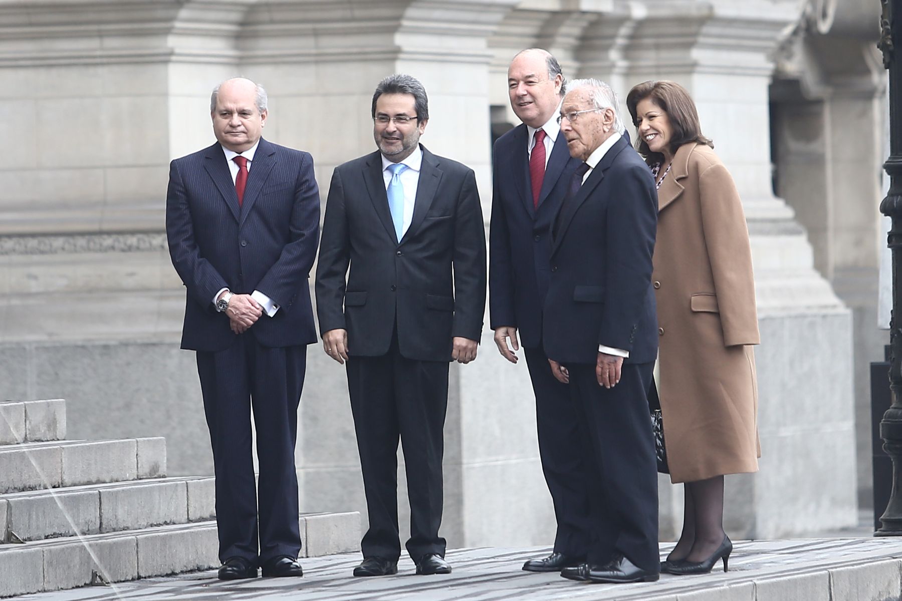 LIMA, PERÚ - AGOSTO 26. El jefe del gabinete Juan Jimenez Mayor y el ministro de defensa Pedro Cateriano, recibieron en palacio de gobierno a los líderes del PPC, Lourdes Flores, Luis Bedoya Reyes y Raúl Castro. Foto: ANDINA/Marco del Río