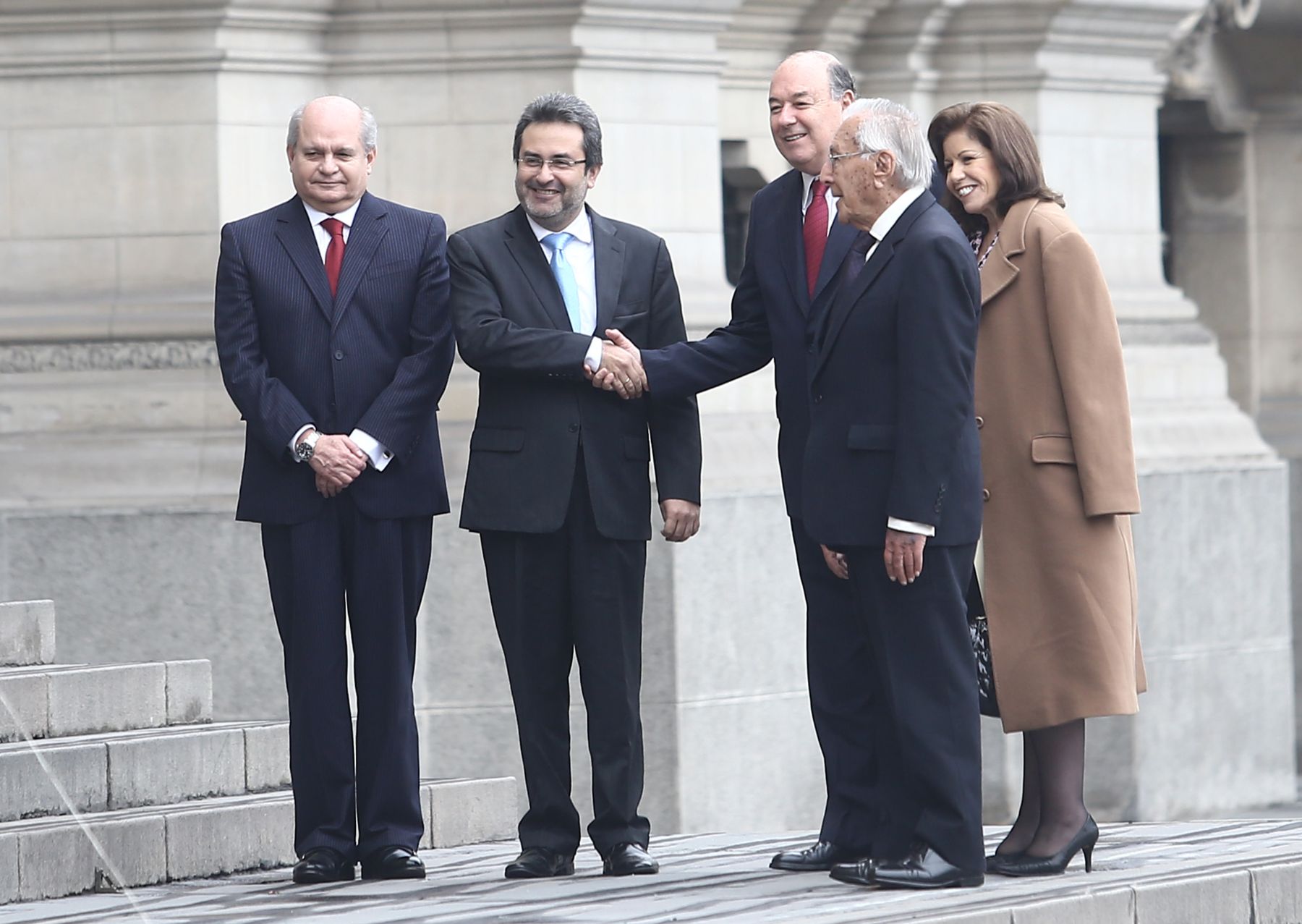LIMA, PERÚ - AGOSTO 26. El jefe del gabinete Juan Jimenez Mayor y el ministro de defensa Pedro Cateriano, recibieron en palacio de gobierno a los líderes del PPC, Lourdes Flores, Luis Bedoya Reyes y Raúl Castro. Foto: ANDINA/Marco del Río