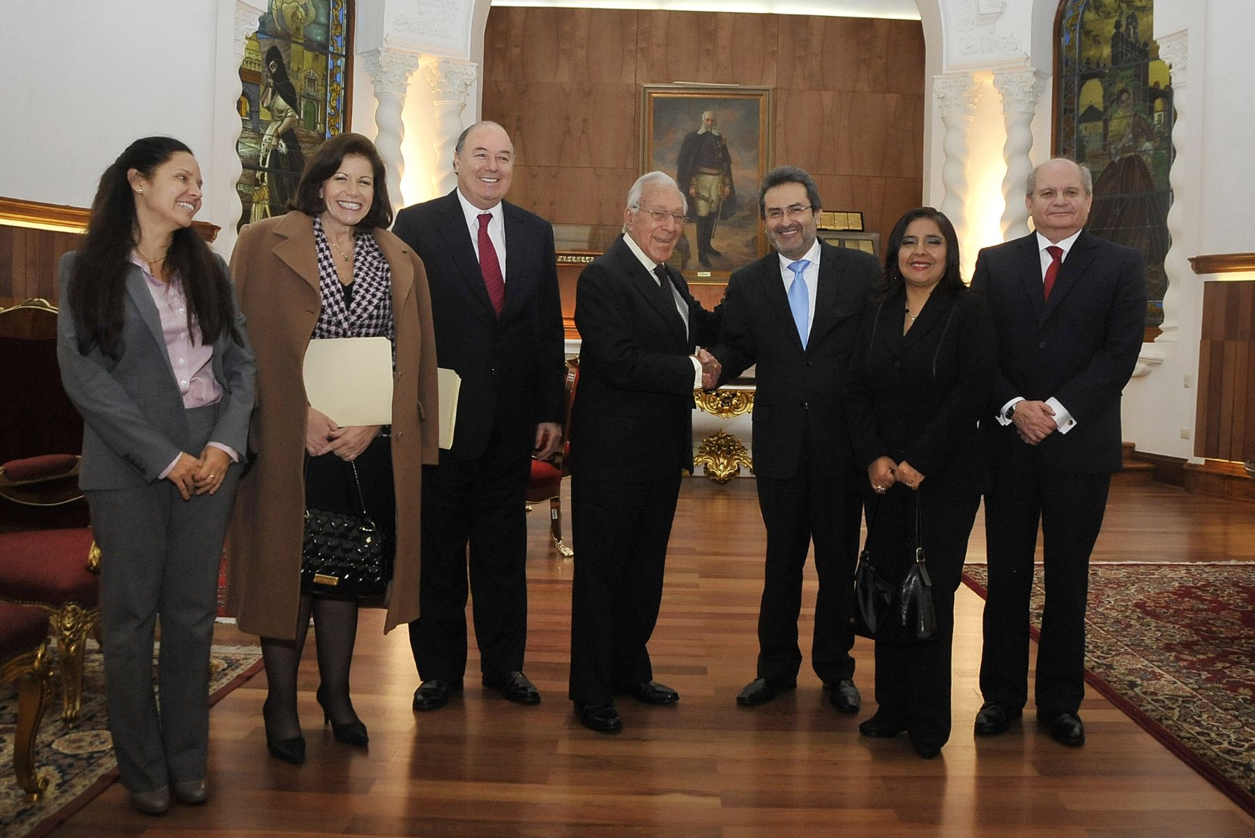 LIMA. 26 DE AGOSTO. Saludo entre el Presidente del Consejo de Ministros, Juan Jiménez Mayor, y los dirigentes del Partido Popular Cristiano al finalizar el diálogo sostenido para garantizar el crecimiento económico del país. Foto: ANDINA/Prensa Presidencia