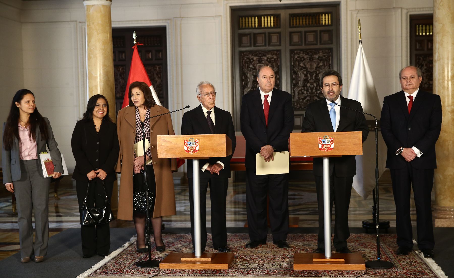 LIMA, PERÚ - AGOSTO 26. Conferencia de prensa del Presidente del Consejo de Ministros, Juan Jiménez Mayor, y los dirigentes del Partido Popular Cristiano al finalizar el diálogo sostenido para garantizar el crecimiento económico del país. Foto: ANDINA/Marco del Río