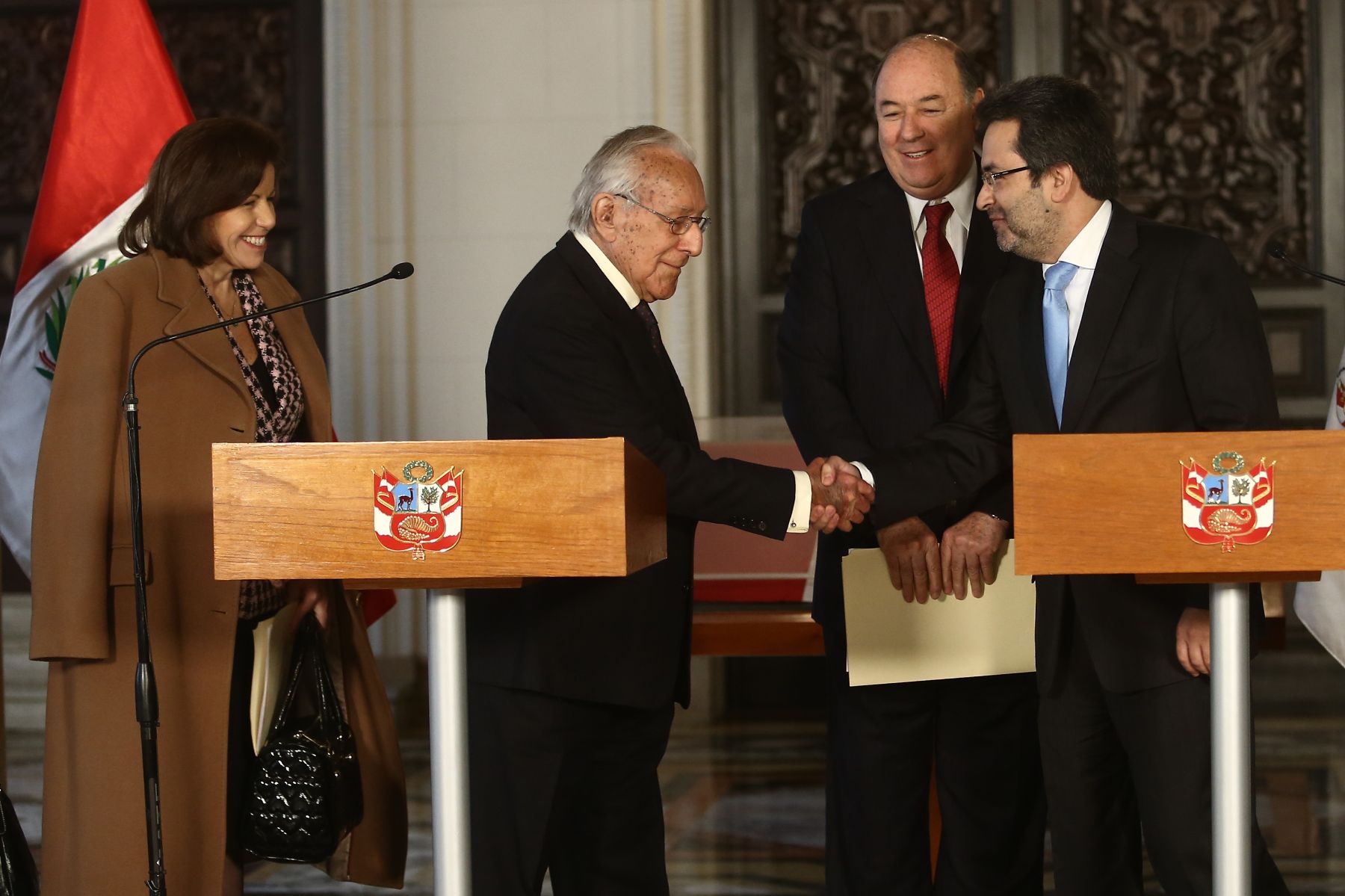 LIMA, PERÚ - AGOSTO 26. Conferencia de prensa del Presidente del Consejo de Ministros, Juan Jiménez Mayor, y los dirigentes del Partido Popular Cristiano al finalizar el diálogo sostenido para garantizar el crecimiento económico del país. Foto: ANDINA/Marco del Río