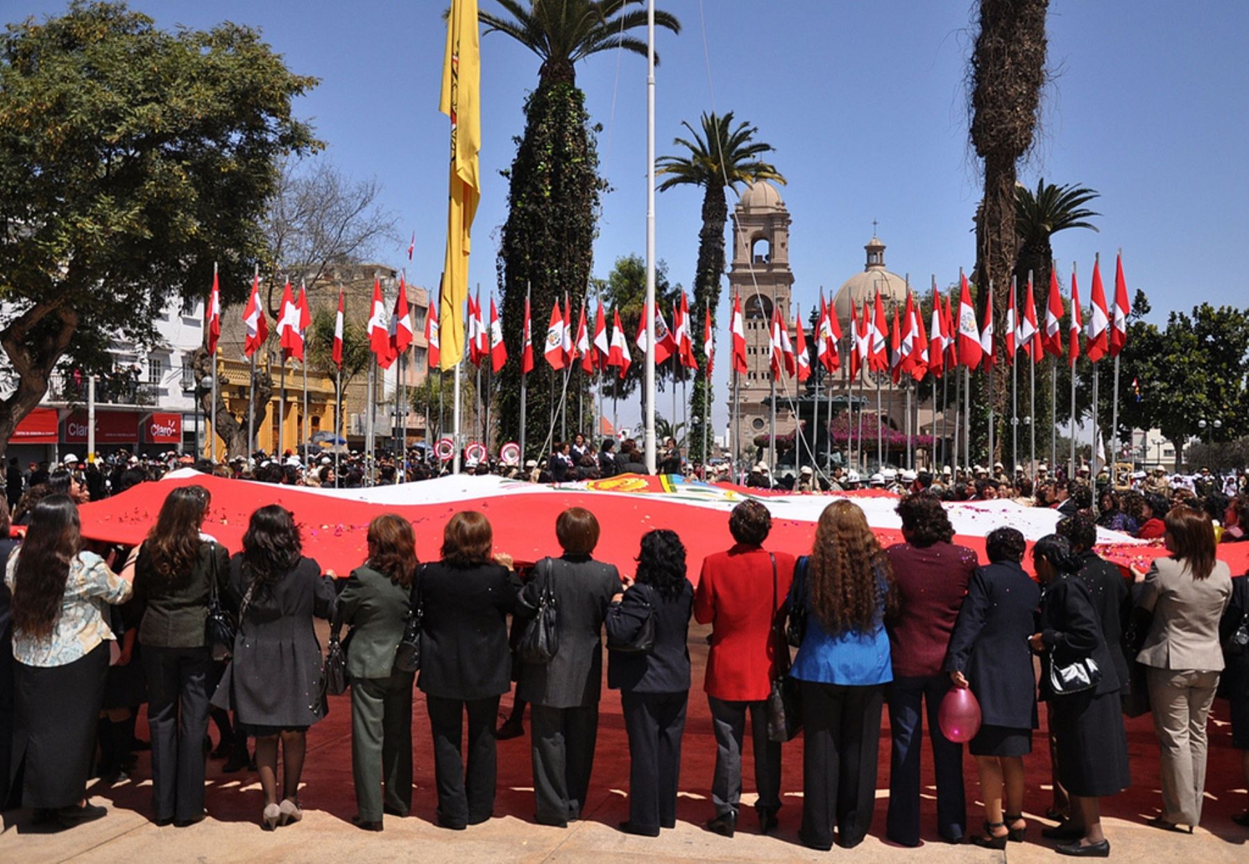Con tradicional Paseo de la Bandera, Tacna celebra el aniversario 84° de su reincorporación a territorio patrio.