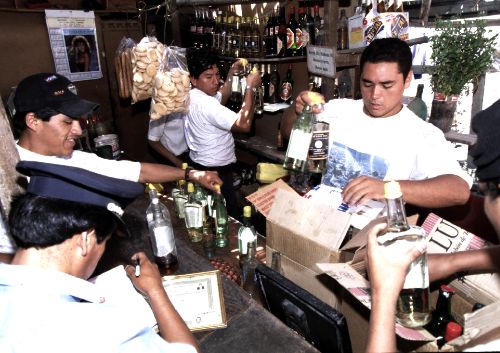 Las autoridades municipales realizan constantes operativos para evitar la venta de bebidas adulteradas o bamba. Foto: ANDINA/Difusión