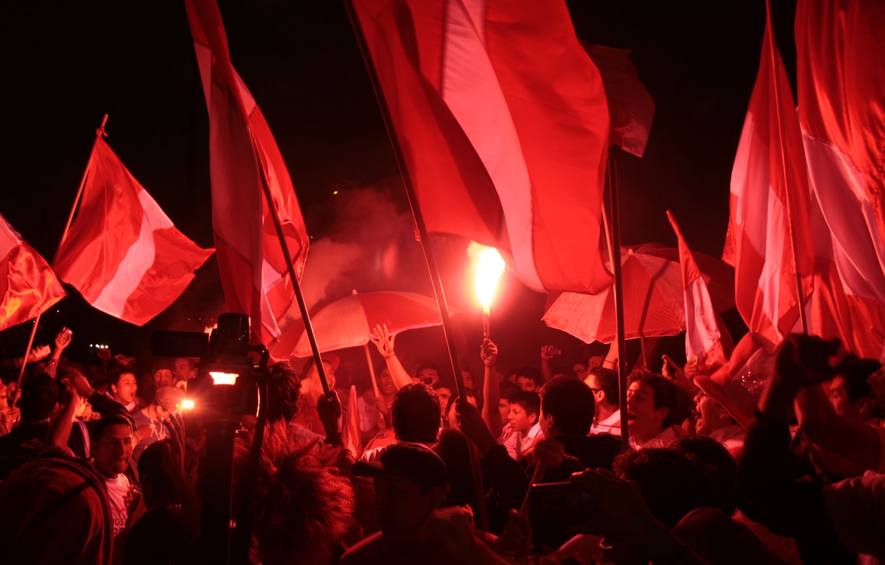 LIMA, PERÚ - SETIEMBRE 04. Hinchas reciben, entre bengalas y banderas, a la selección nacional de fútbol