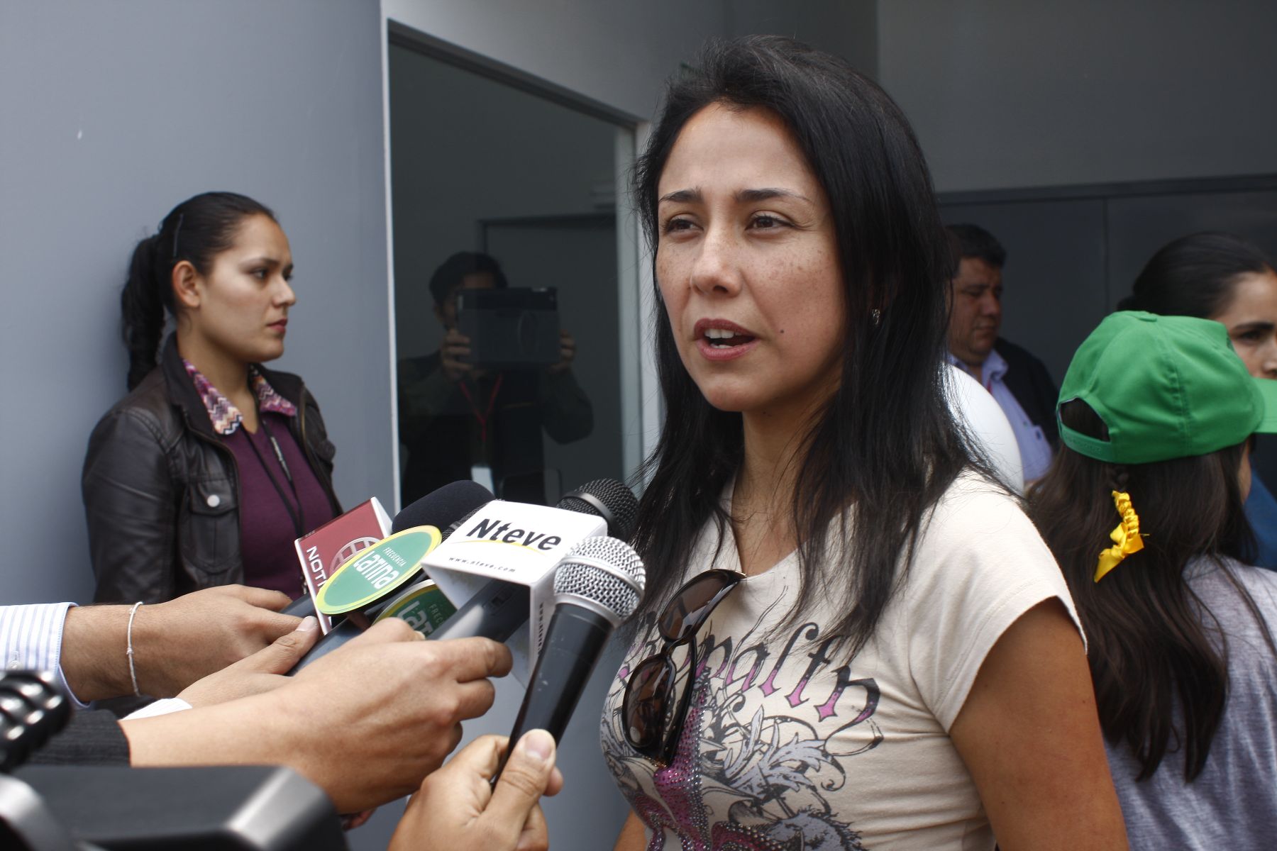 Primera Dama de la Nación declara a los medios al culminar visita al Acuario de Mistura 2013. Foto: Renato Pajuelo.