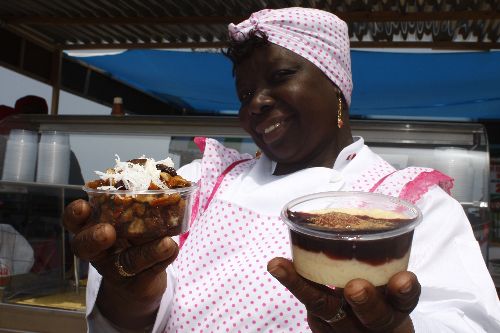 Doña Tina muestra sus postres emblemáticos y más solicitados en la feria Mistura 2013: la mazamorra morada con arroz con leche y el ranfañote. Foto: Renato Pajuelo,.