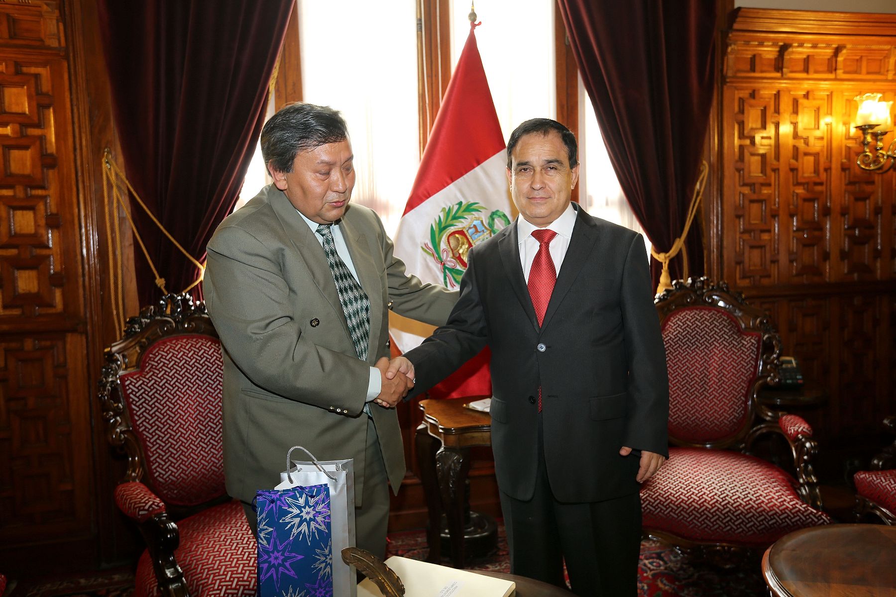 El presidente del Congreso, Fredy Otárola Peñaranda recibió la visita del embajador de Bolivia en el Perú, Jorge Ledesma Cornejo, con quien dialogó sobre el recientemente aprobado protocolo "Boliviamar". ANDINA/Difusión