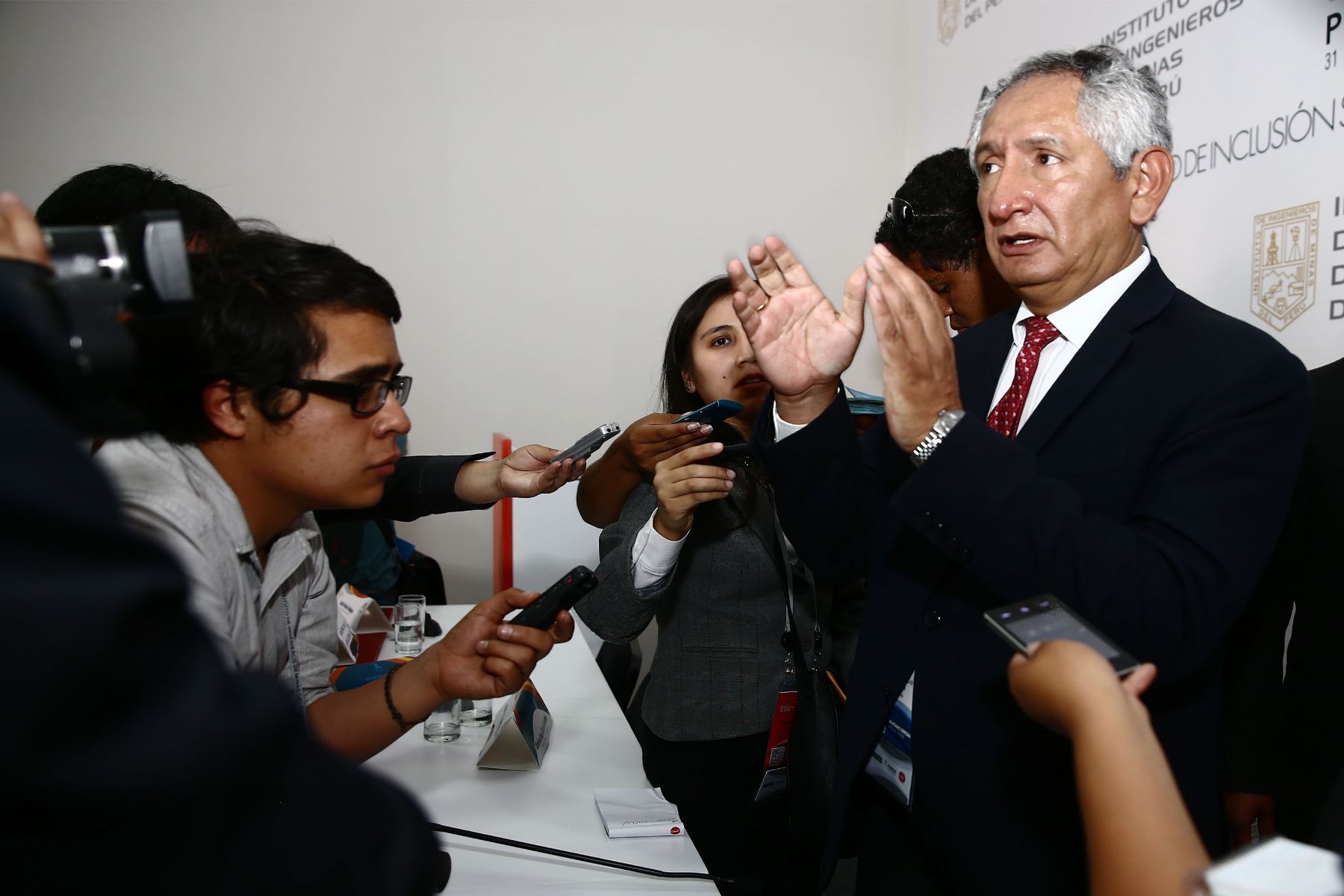 AREQUIPA, PERÚ - SETIEMBRE 16. En el marco de la Convención Minera PERUMIN, el Ministro de Vivienda,Rene Cornejo expone en conferencia de prensa. Foto: Andina/Jack Ramón