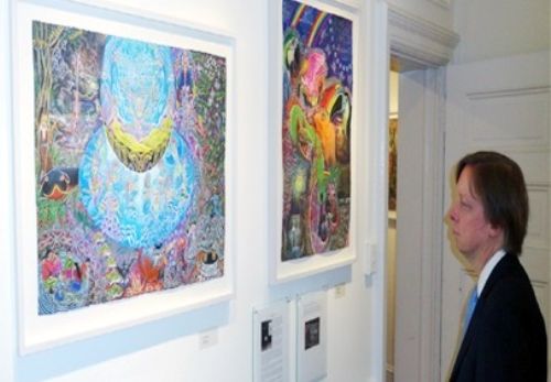 Los cuadros de Pablo Amaringo son exhibidos en la Embajada de Perú en Washington DC.