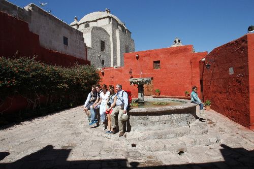 La ciudad de Arequipa, donde destaca el monasterio de Santa Catalina, es una de las ciudades de indispensable visita en Perú este año según prestigiosas publicaciones de alcance mundial.  ANDINA/archivo