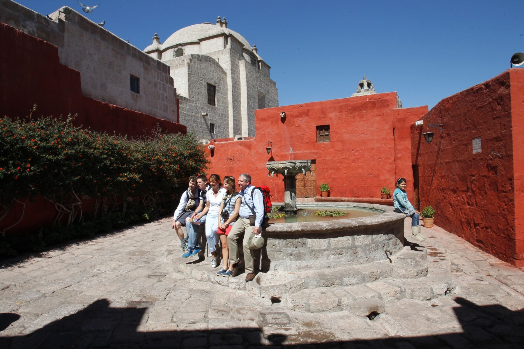 La ciudad de Arequipa, donde destaca el monasterio de Santa Catalina, es una de las ciudades de indispensable visita en Perú este año según prestigiosas publicaciones de alcance mundial.  ANDINA/archivo