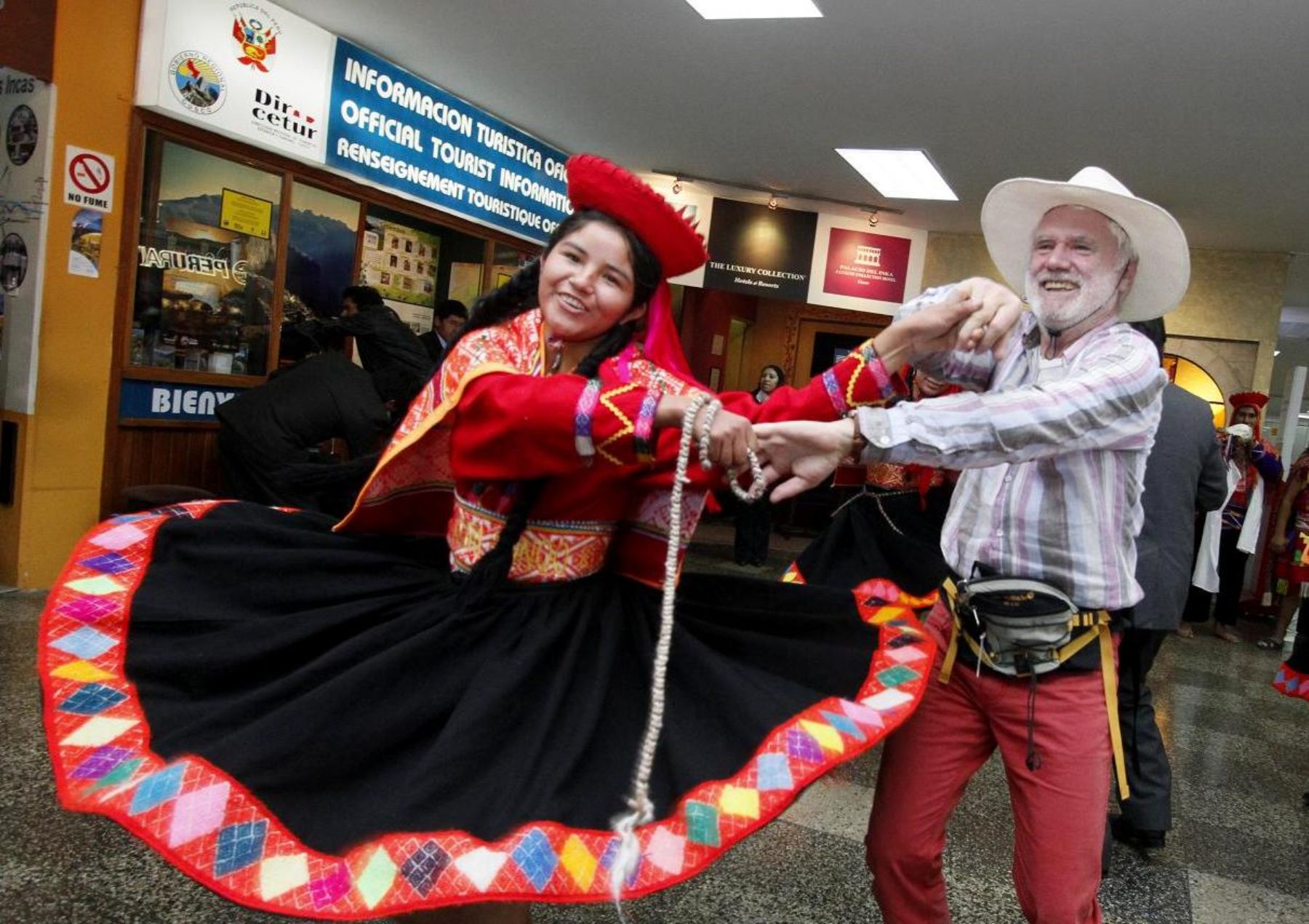 Cusqueños reciben a visitantes con danzas típicas por el Día Internacional del Turismo.