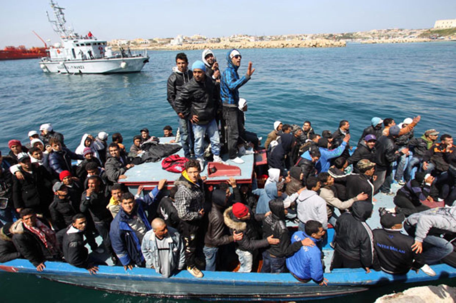 La isla italiana de Lampedusa recibe mensualmente a centenares de inmigrantes ilegales en sus costas.