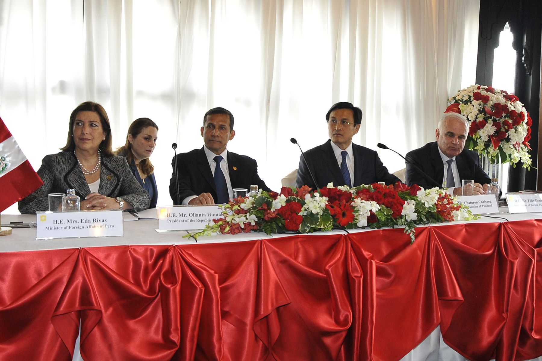 BANGKOK,(TAILANDIA)-OCTUBRE 05. En la primera actividad del presidente Ollanta Humala en Tailandia, realizada en el Hotel Shangri-La de la ciudad de Bangkok, se suscribió una Declaración de Intención en Cooperación en Materia Educativa y Cultural entre la Embajada del Perú en Tailandia y universidades tailandesas.
Foto: ANDINA/Prensa Presidencia