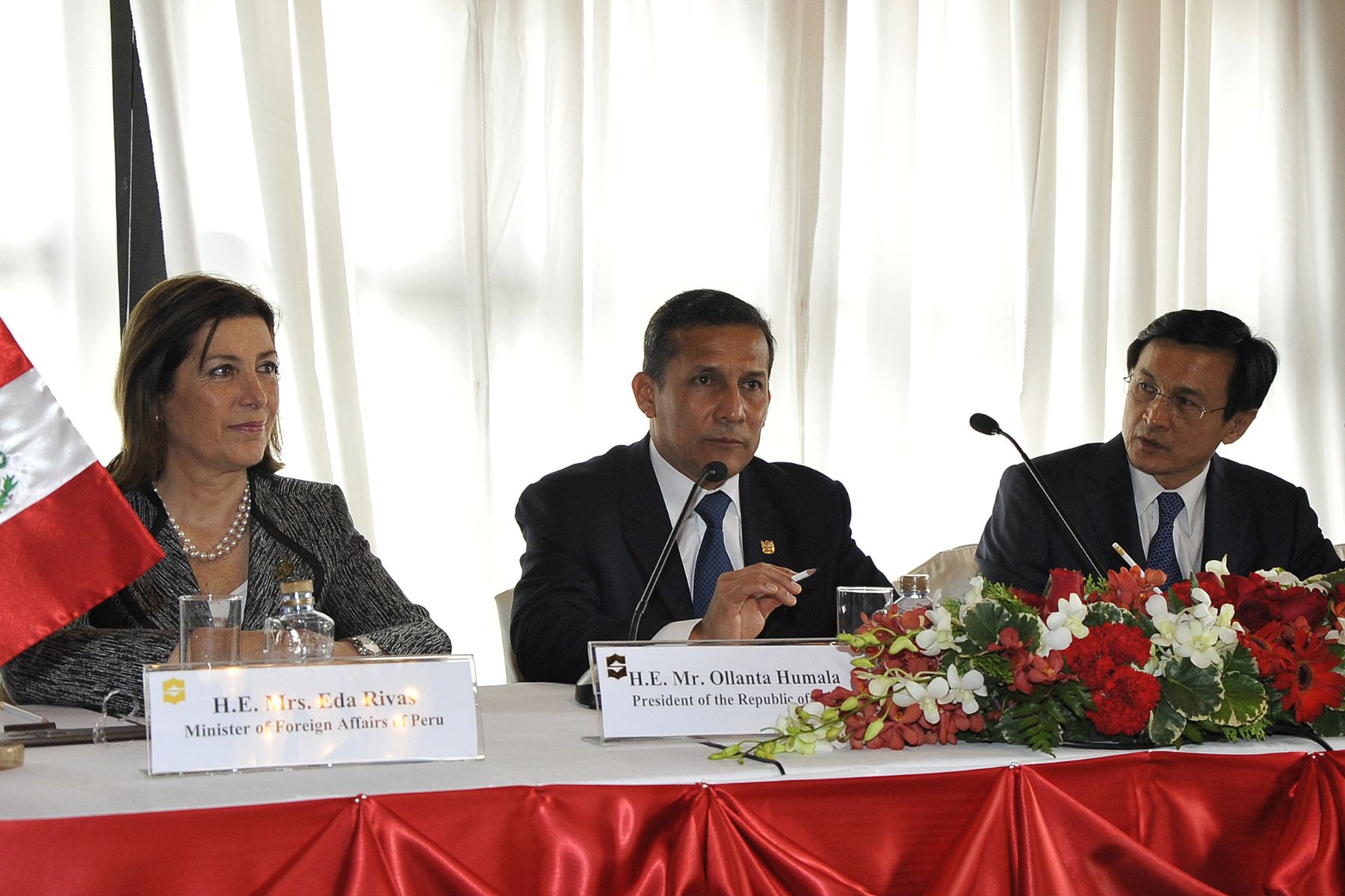 BANGKOK,(TAILANDIA)-OCTUBRE 05. En la primera actividad del presidente Ollanta Humala en Tailandia, realizada en el Hotel Shangri-La de la ciudad de Bangkok, se suscribió una Declaración de Intención en Cooperación en Materia Educativa y Cultural entre la Embajada del Perú en Tailandia y universidades tailandesas.
Foto: ANDINA/Prensa Presidencia