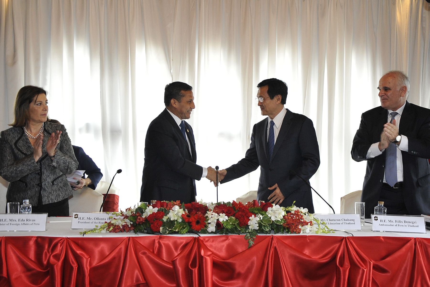 BANGKOK,(TAILANDIA)-OCTUBRE 05. En la primera actividad del presidente Ollanta Humala en Tailandia, realizada en el Hotel Shangri-La de la ciudad de Bangkok, se suscribió una Declaración de Intención en Cooperación en Materia Educativa y Cultural entre la Embajada del Perú en Tailandia y universidades tailandesas.
Foto: ANDINA/Prensa Presidencia