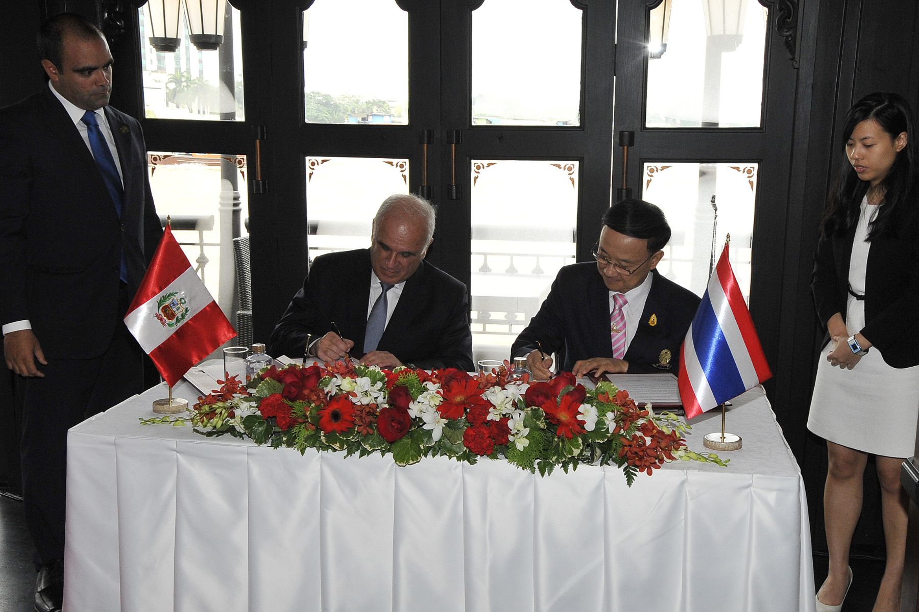 BANGKOK,(TAILANDIA)-OCTUBRE 05. En la primera actividad del presidente Ollanta Humala en Tailandia, realizada en el Hotel Shangri-La de la ciudad de Bangkok, se suscribió una Declaración de Intención en Cooperación en Materia Educativa y Cultural entre la Embajada del Perú en Tailandia y universidades tailandesas.
Foto: ANDINA/Prensa Presidencia