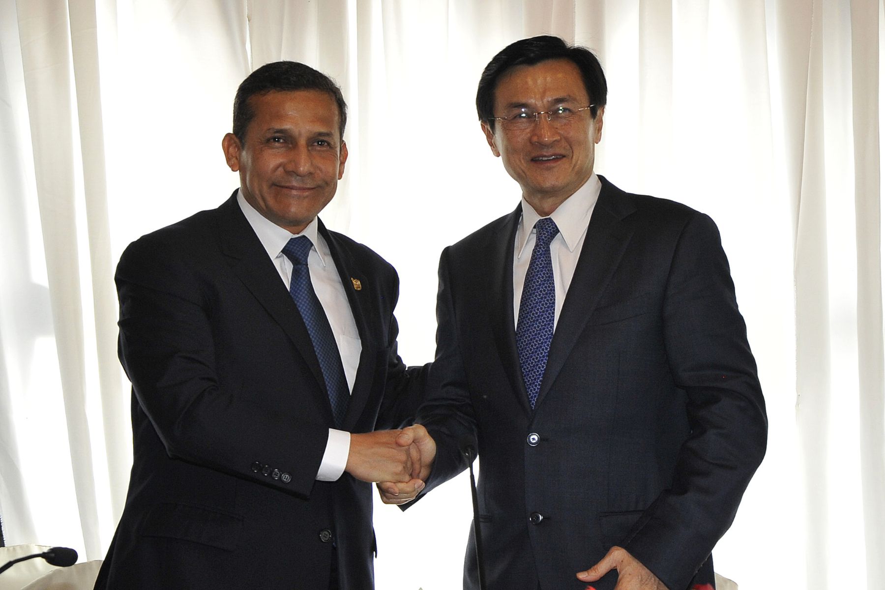 BANGKOK,(TAILANDIA)-OCTUBRE 05. En la primera actividad del presidente Ollanta Humala en Tailandia, realizada en el Hotel Shangri-La de la ciudad de Bangkok, se suscribió una Declaración de Intención en Cooperación en Materia Educativa y Cultural entre la Embajada del Perú en Tailandia y universidades tailandesas.
Foto: ANDINA/Prensa Presidencia