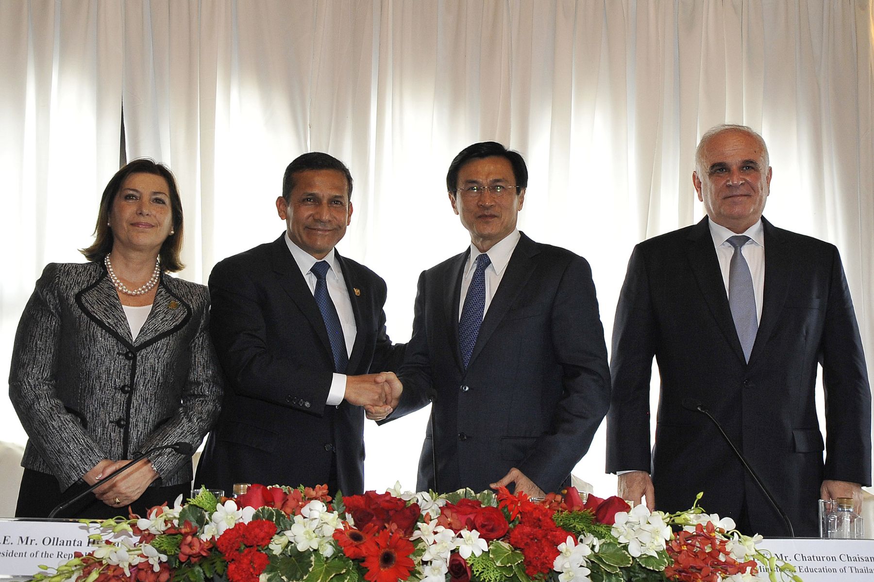BANGKOK,(TAILANDIA)-OCTUBRE 05. En la primera actividad del presidente Ollanta Humala en Tailandia, realizada en el Hotel Shangri-La de la ciudad de Bangkok, se suscribió una Declaración de Intención en Cooperación en Materia Educativa y Cultural entre la Embajada del Perú en Tailandia y universidades tailandesas.
Foto: ANDINA/Prensa Presidencia