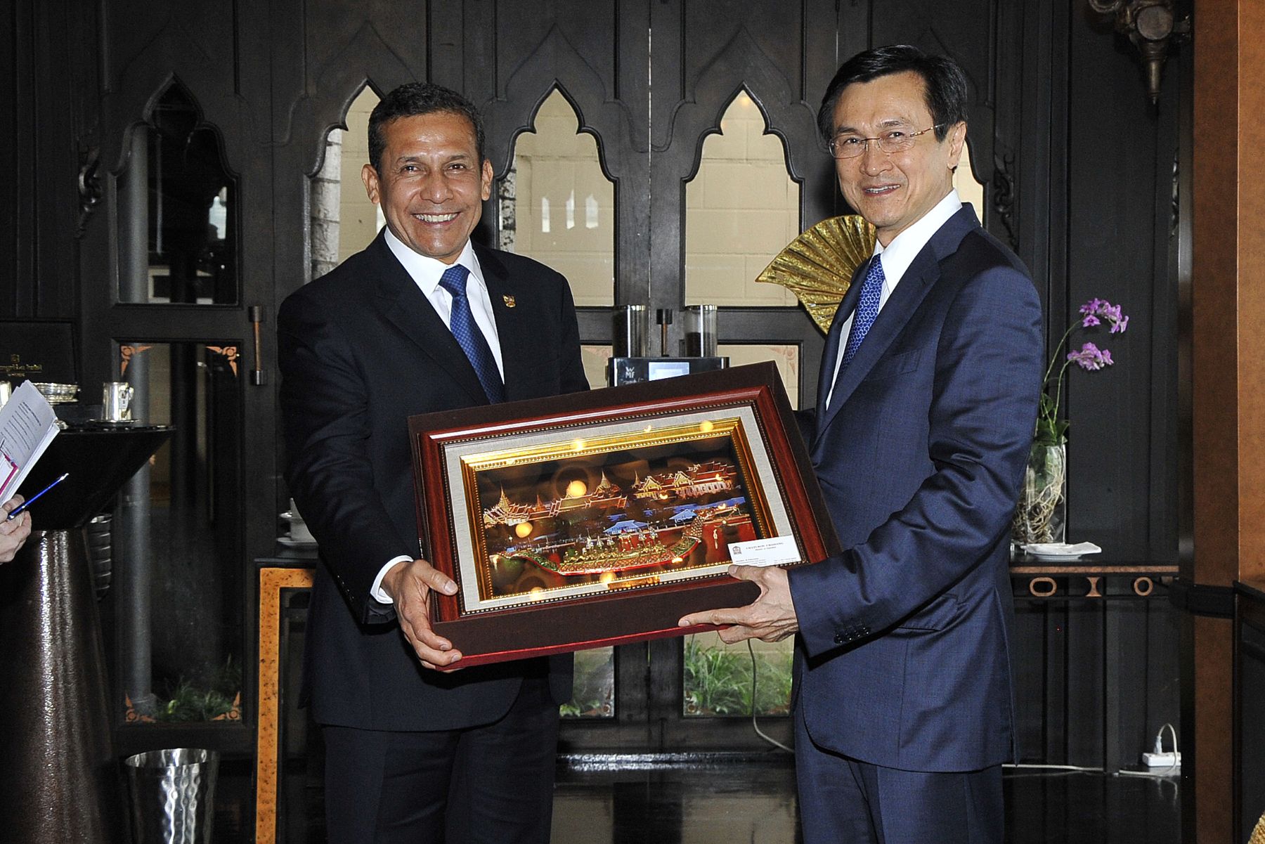 BANGKOK,(TAILANDIA)-OCTUBRE 05. En la primera actividad del presidente Ollanta Humala en Tailandia, realizada en el Hotel Shangri-La de la ciudad de Bangkok, se suscribió una Declaración de Intención en Cooperación en Materia Educativa y Cultural entre la Embajada del Perú en Tailandia y universidades tailandesas.
Foto: ANDINA/Prensa Presidencia