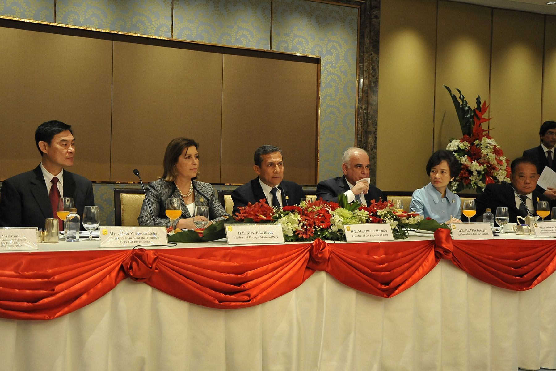 BANGKOK,TAILANDIA-OCTUBRE 05. Presidente Ollanta Humala  , sostuvo encuentro empresarial contó con la participación de inversionistas y empresarios convocados por el Board of Investment of Thailand, además de altos ejecutivos vinculados al comercio internacional convocados por el Ministerio de Comercio de Tailandia y miembros de la Cámara de Comercio de dicho país asiático.
Foto:Andina/Prensa Presidencia