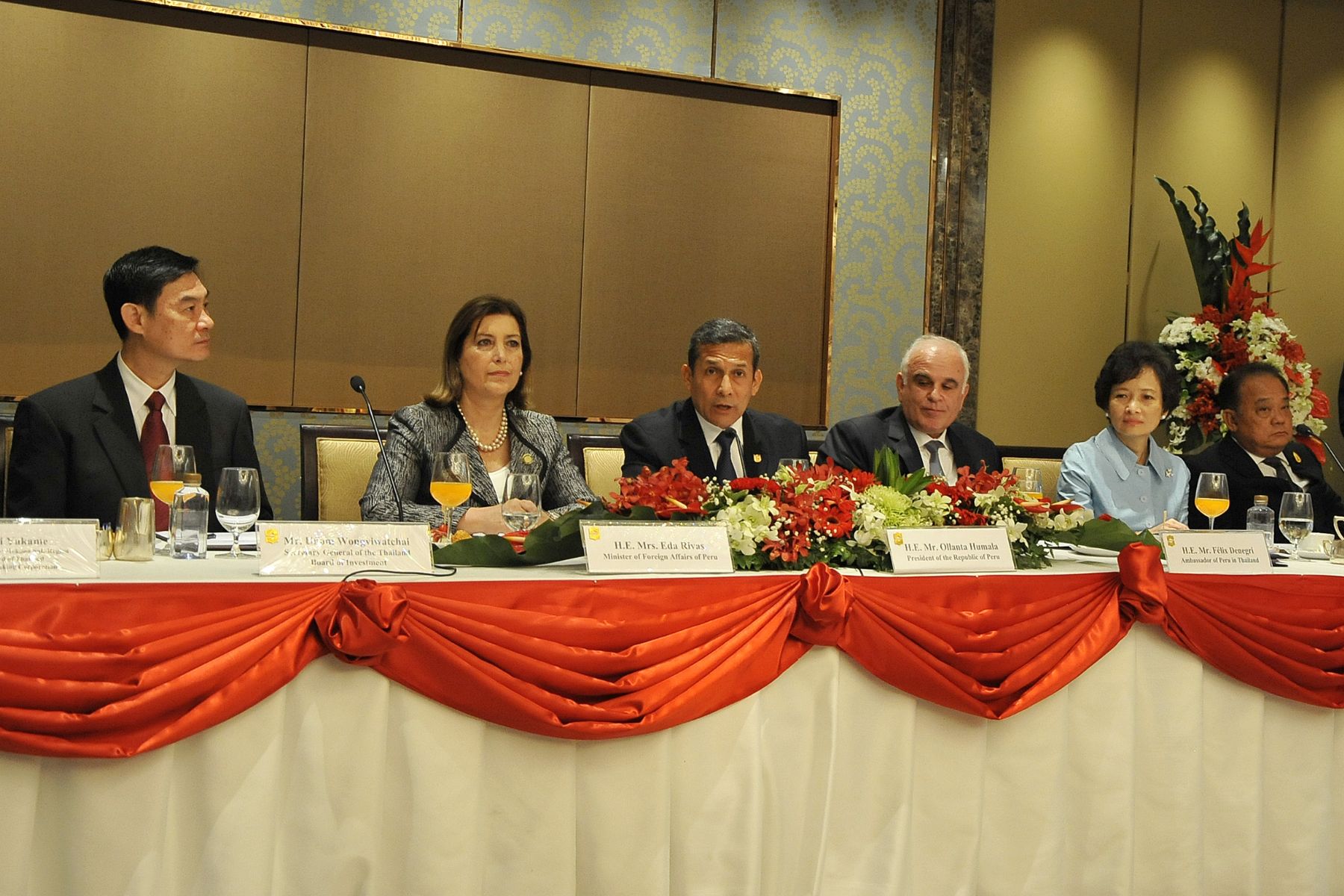 BANGKOK,TAILANDIA-OCTUBRE 05. Presidente Ollanta Humala  , sostuvo encuentro empresarial contó con la participación de inversionistas y empresarios convocados por el Board of Investment of Thailand, además de altos ejecutivos vinculados al comercio internacional convocados por el Ministerio de Comercio de Tailandia y miembros de la Cámara de Comercio de dicho país asiático.
Foto:Andina/Prensa Presidencia