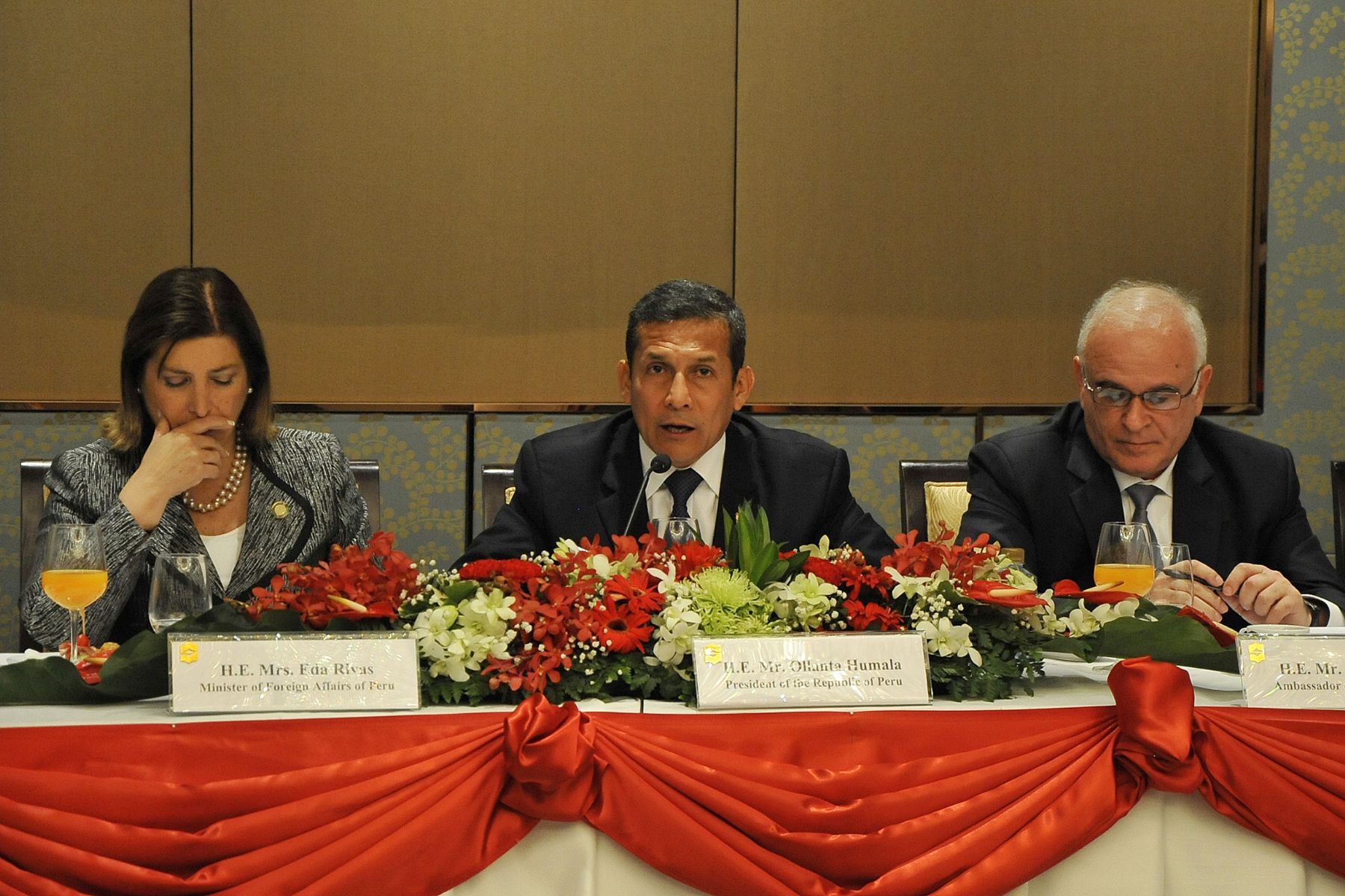 BANGKOK,TAILANDIA-OCTUBRE 05. Presidente Ollanta Humala  , sostuvo encuentro empresarial contó con la participación de inversionistas y empresarios convocados por el Board of Investment of Thailand, además de altos ejecutivos vinculados al comercio internacional convocados por el Ministerio de Comercio de Tailandia y miembros de la Cámara de Comercio de dicho país asiático.
Foto:Andina/Prensa Presidencia