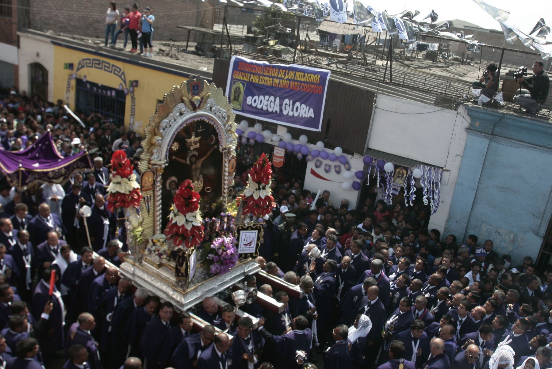 LIMA, PERÚ - OCTUBRE 05. Miles de fieles acompañan desde el mediodía la sagrada imagen del Señor de los Milagros en su primer recorrido procesional.

Foto: ANDINA/César Campos.