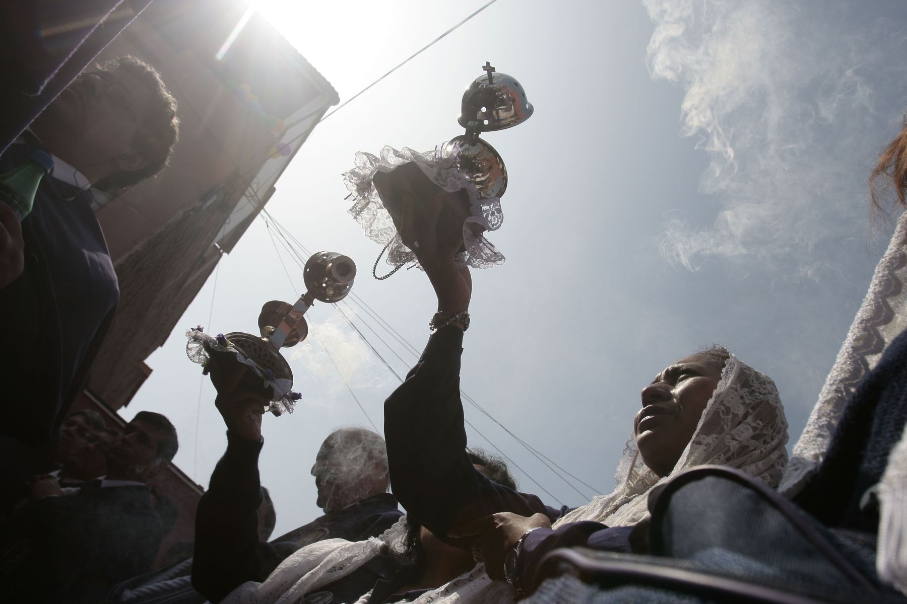 LIMA, PERÚ - OCTUBRE 05. Miles de fieles acompañan desde el mediodía la sagrada imagen del Señor de los Milagros en su primer recorrido procesional.

Foto: ANDINA/César Campos.