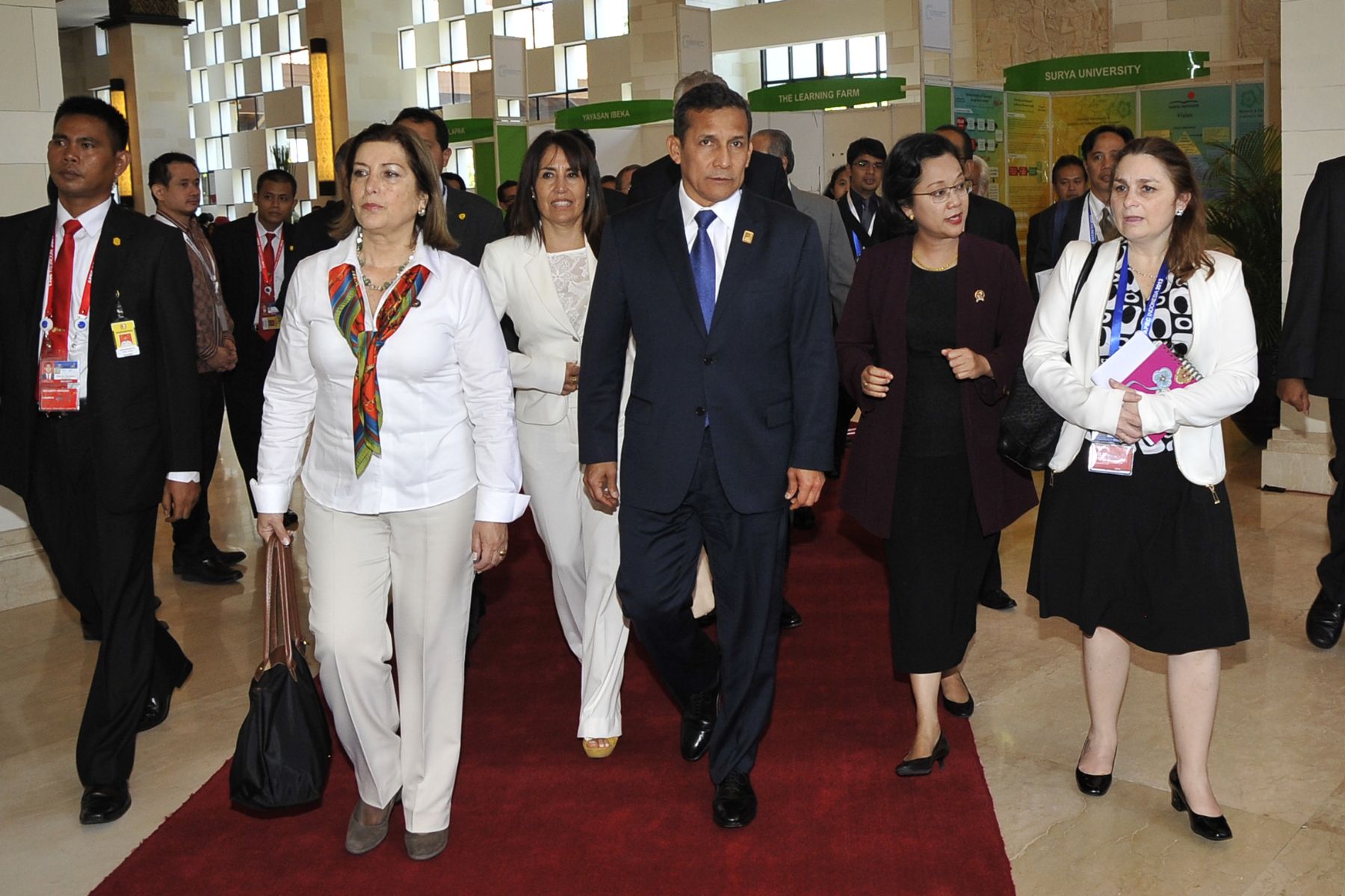 BALI,INDONESIA-OCTUBRE 06.Presidente Ollanta Humala disertó en este evento sobre el tema “Avanzar hacia un Asia Pacífico Sostenible”. Otros panelistas invitados a este evento son el Primer Ministro de Nueva Zelanda, el Primer Ministro de Singapur, la Presidenta de la República de Corea y el Presidente de Chile.
Foto: ANDINA/Prensa Presidencia