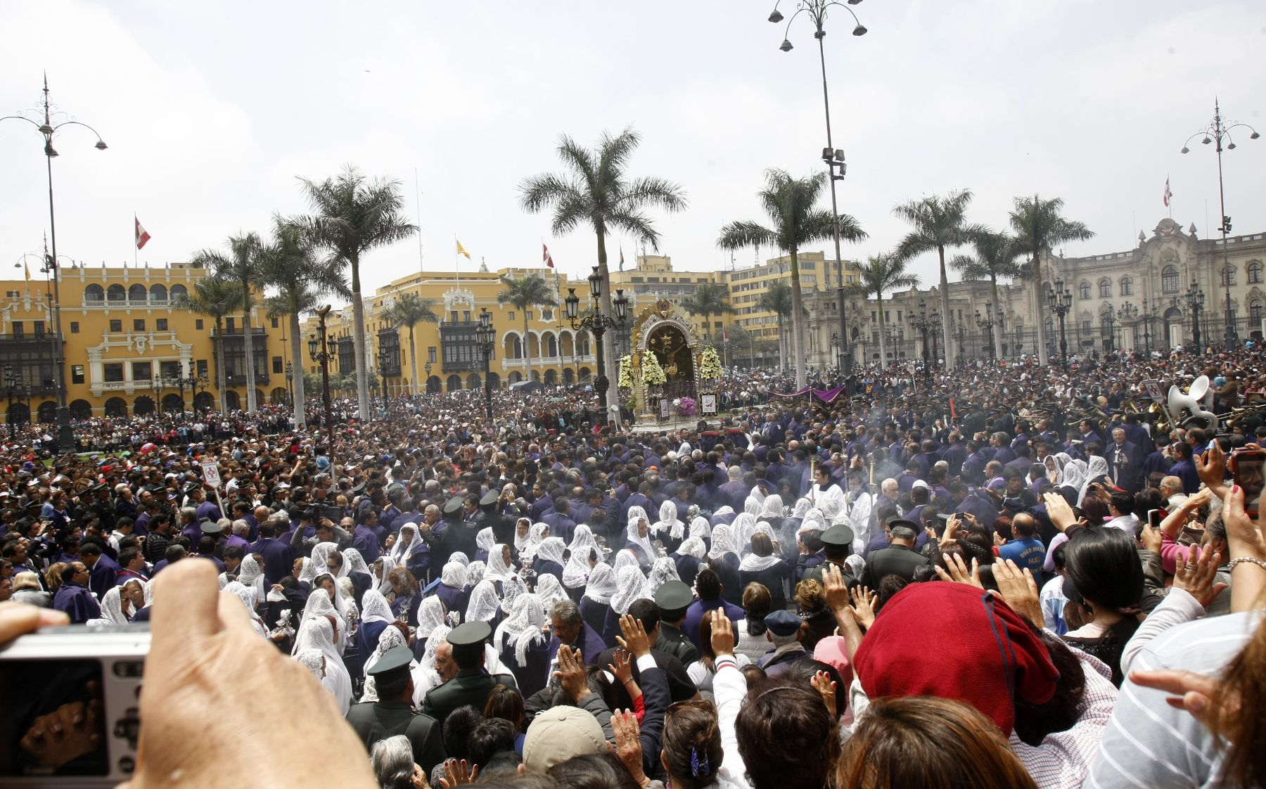 LIMA,PERÚ - OCTUBRE 06. Procesión del Señor de los Milagros inició el retorno desde la Basílica Catedral de Lima  a las Nazarenas. Foto: ANDINA/Norman Córdova