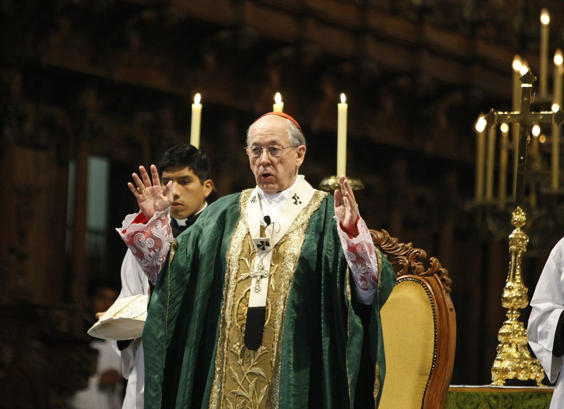 LIMA,PERÚ - OCTUBRE 06. Cardenal Juan Luis Cipriani celebra misa dominical en homenaje al señor de los Milagros en la Catedral de Lima.  Foto: ANDINA/Norman Córdova