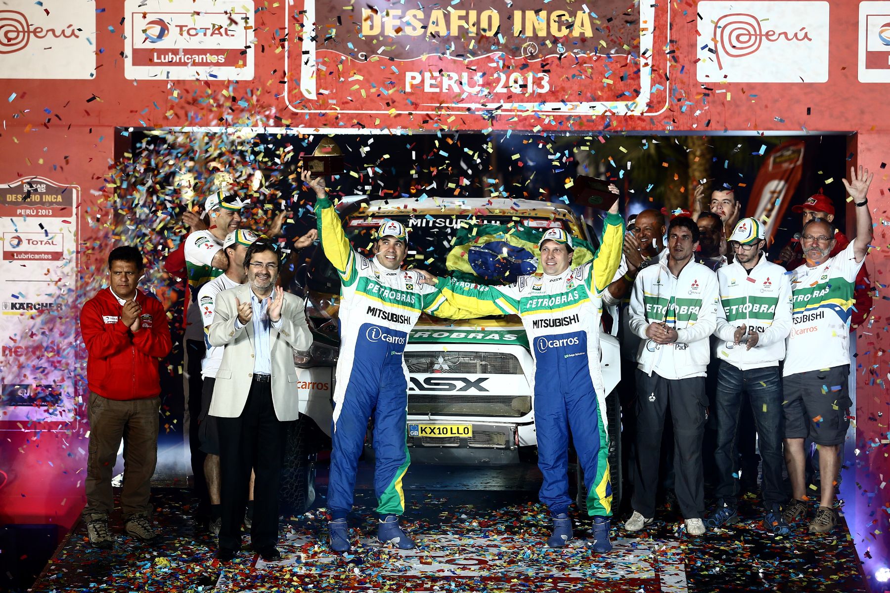 PISCO,PERÚ,OCTUBRE 06.Jefe del Gabinete,Juan Jimenez Mayor entrega trofeo a pilotos Guilherme Spinelli y Youssef Haddad del Brasil,ganadores del primer lugar en la categoria autos del Desafío Inca 2013 .Foto: ANDINA/Jack Ramón