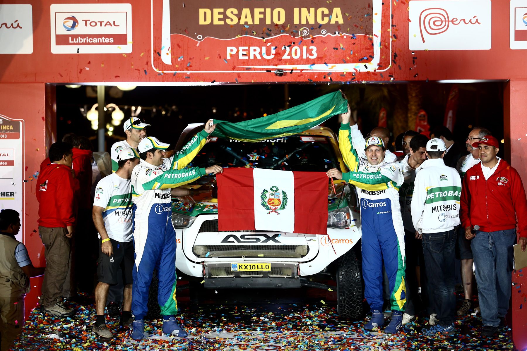PISCO,PERÚ,OCTUBRE 06.Pilotos Guilherme Spinelli y Youssef Haddad del Brasil,ganadores del primer lugar en la categoria autos del Desafío Inca 2013 .Foto: ANDINA/Jack Ramón