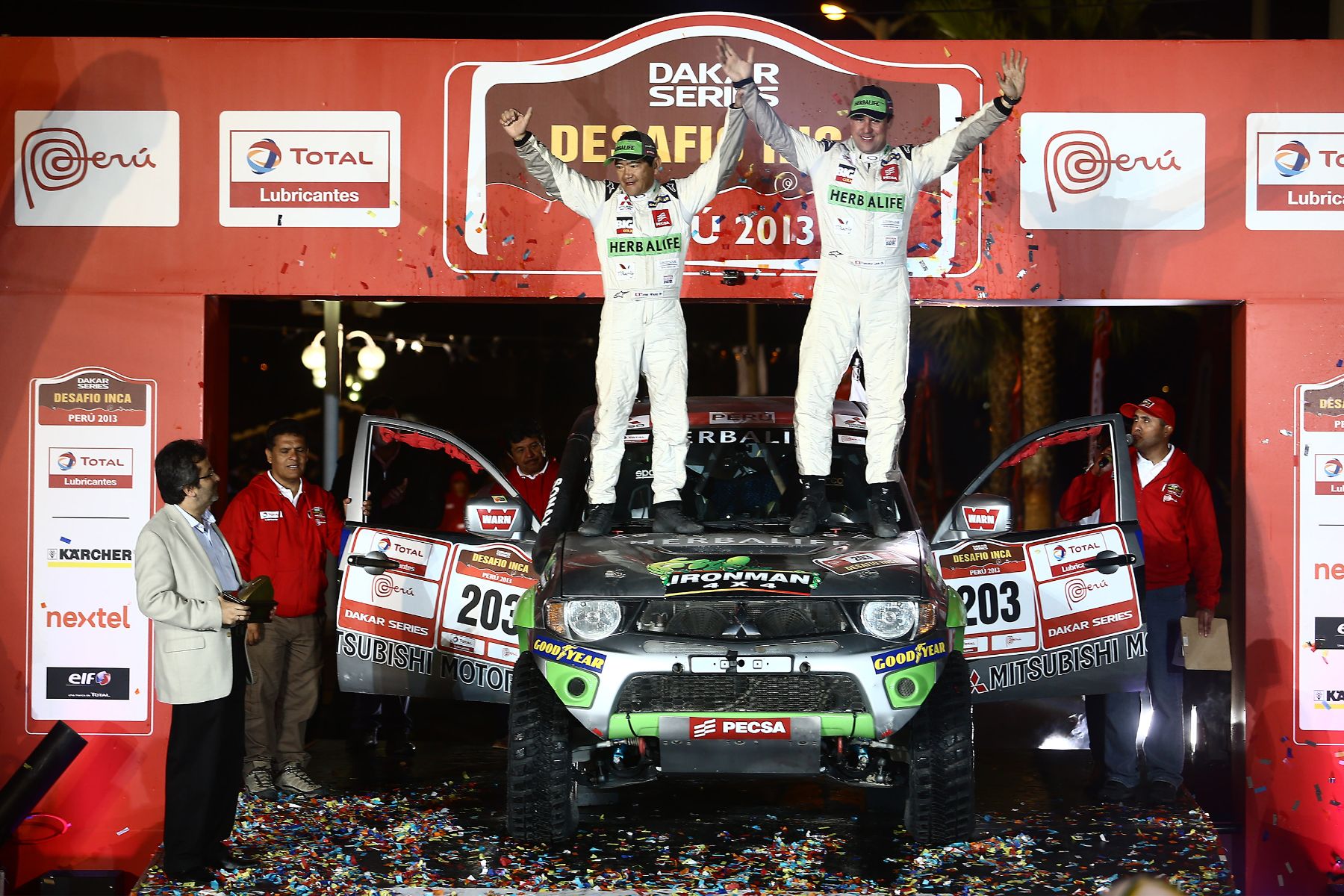 PISCO,PERÚ,OCTUBRE 06.Pilotos peruanos Francisco Leon y Tomas Hiraoka,ganadores del segundo  lugar en la categoria autos del Desafío Inca 2013 .Foto: ANDINA/Jack Ramón