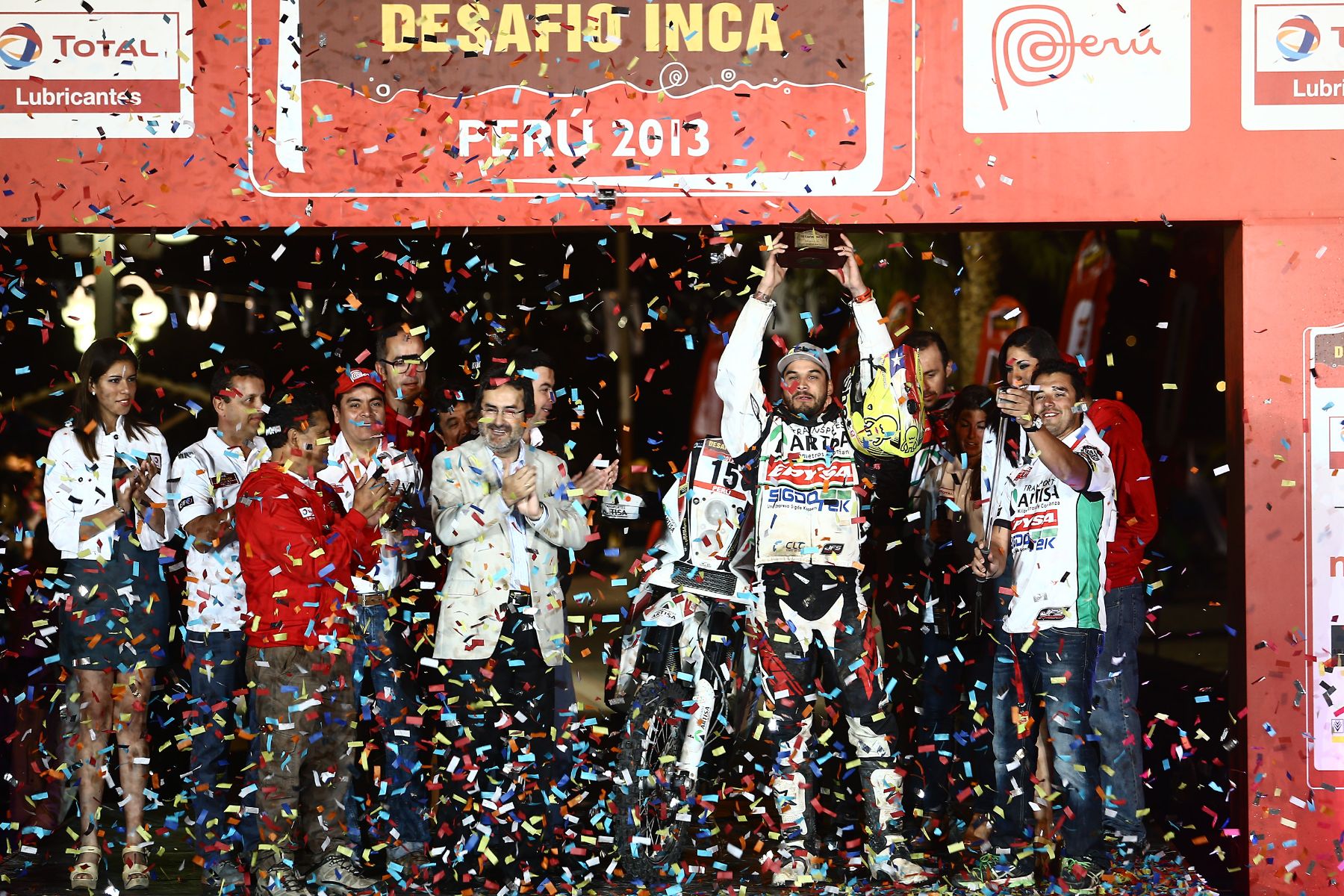 PISCO,PERÚ,OCTUBRE 06.Jefe del Gabinete,Juan Jimenez Mayor entrega trofeo a piloto chileno Pablo Quintanilla,ganador del primer  lugar en la categoria motos del Desafío Inca 2013 .Foto: ANDINA/Jack Ramón