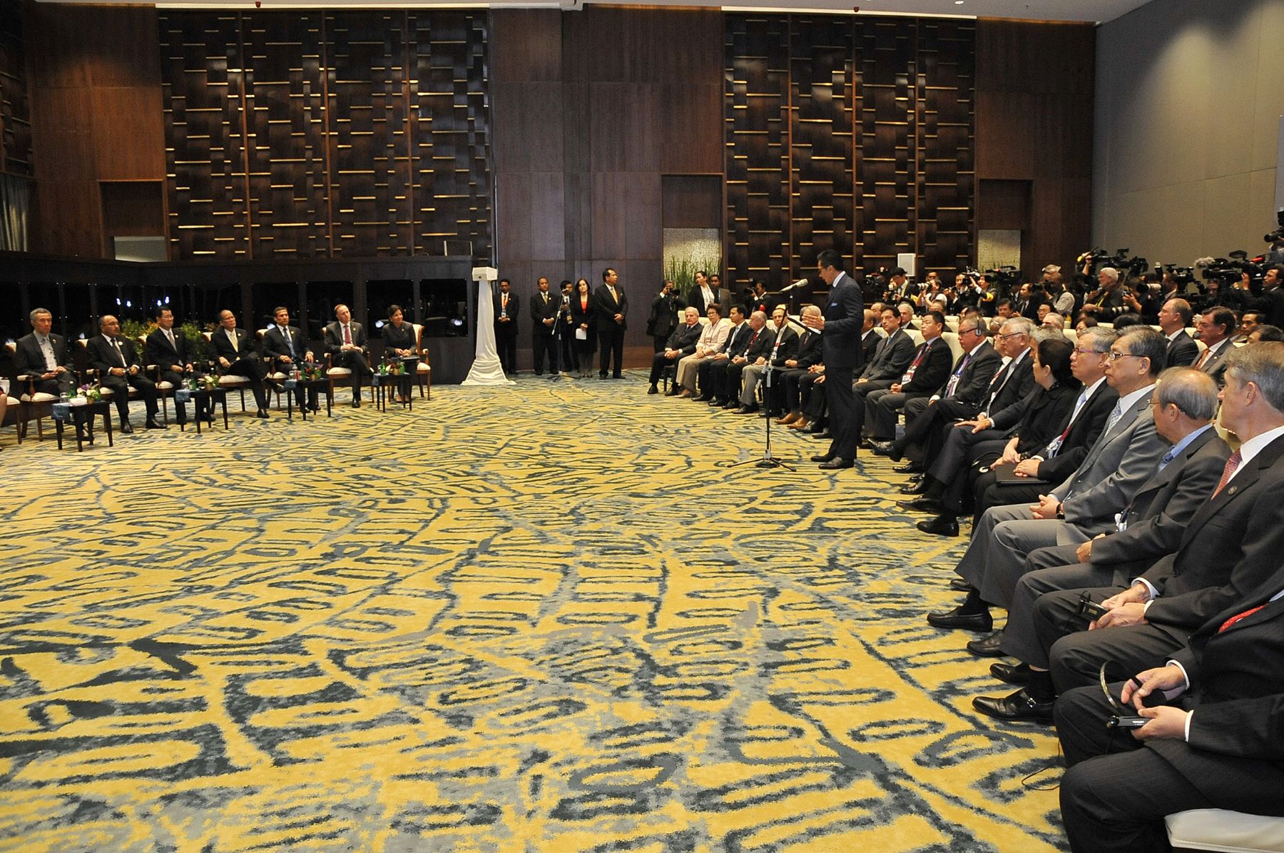 BALI,INDONESIA-OCTUBRE 06. Presidente Ollanta Humala participó en el inicio del diálogo de los dignatarios de APEC con los miembros de ABAC (Consejo Consultivo Económico de la Cumbre.
)Foto: ANDINA/Prensa Presidencia