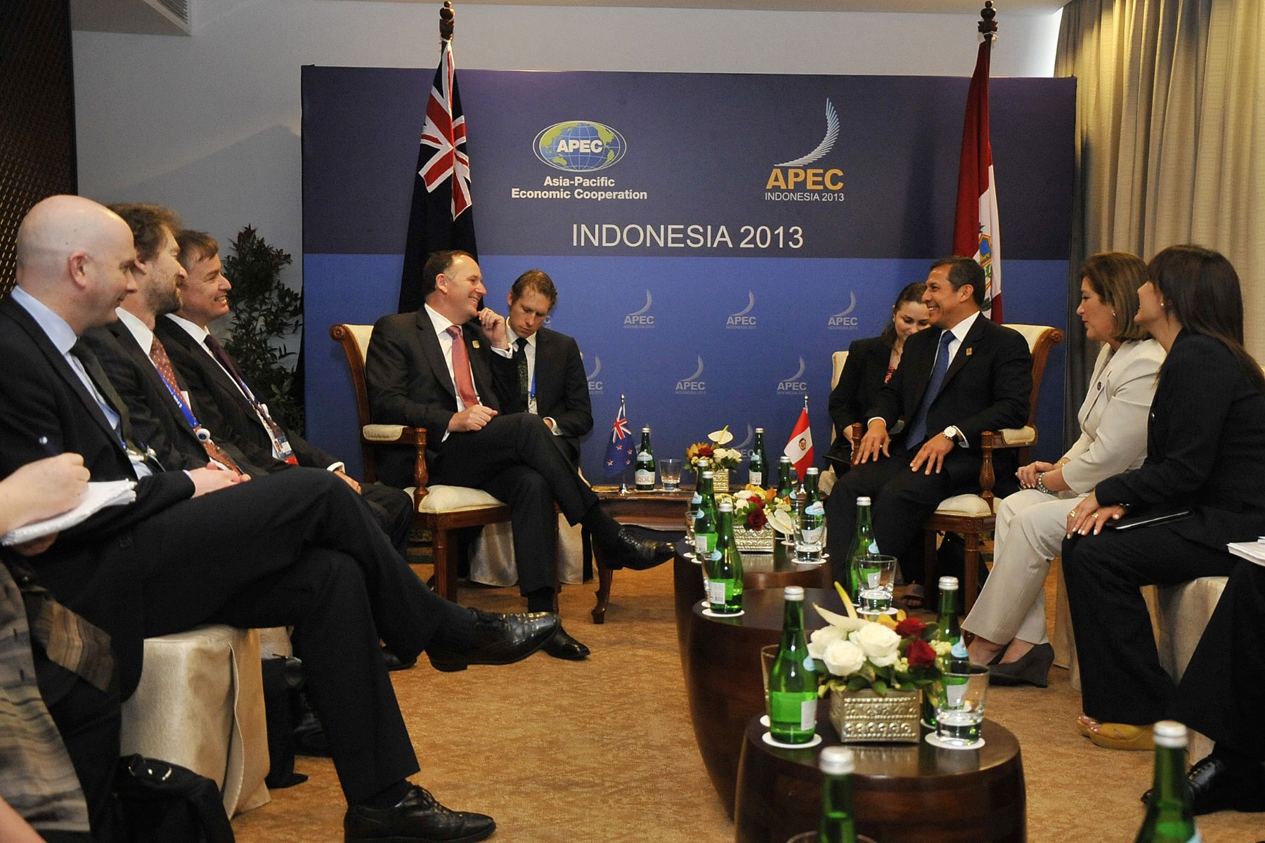 BALI,INDONESIA-OCTUBRE 06. : Encuentro bilateral con el Primer Ministro de Nueva Zelanda, John Key, realizó el presidente Ollanta Humala en Indonesia
)Foto: ANDINA/Prensa Presidencia