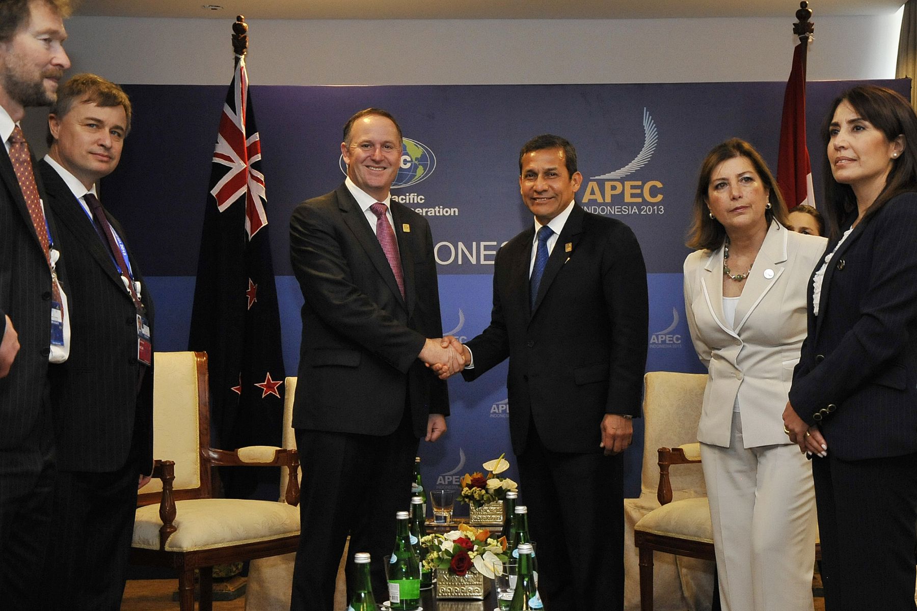 BALI,INDONESIA-OCTUBRE 06. : Encuentro bilateral con el Primer Ministro de Nueva Zelanda, John Key, realizó el presidente Ollanta Humala en Indonesia
)Foto: ANDINA/Prensa Presidencia