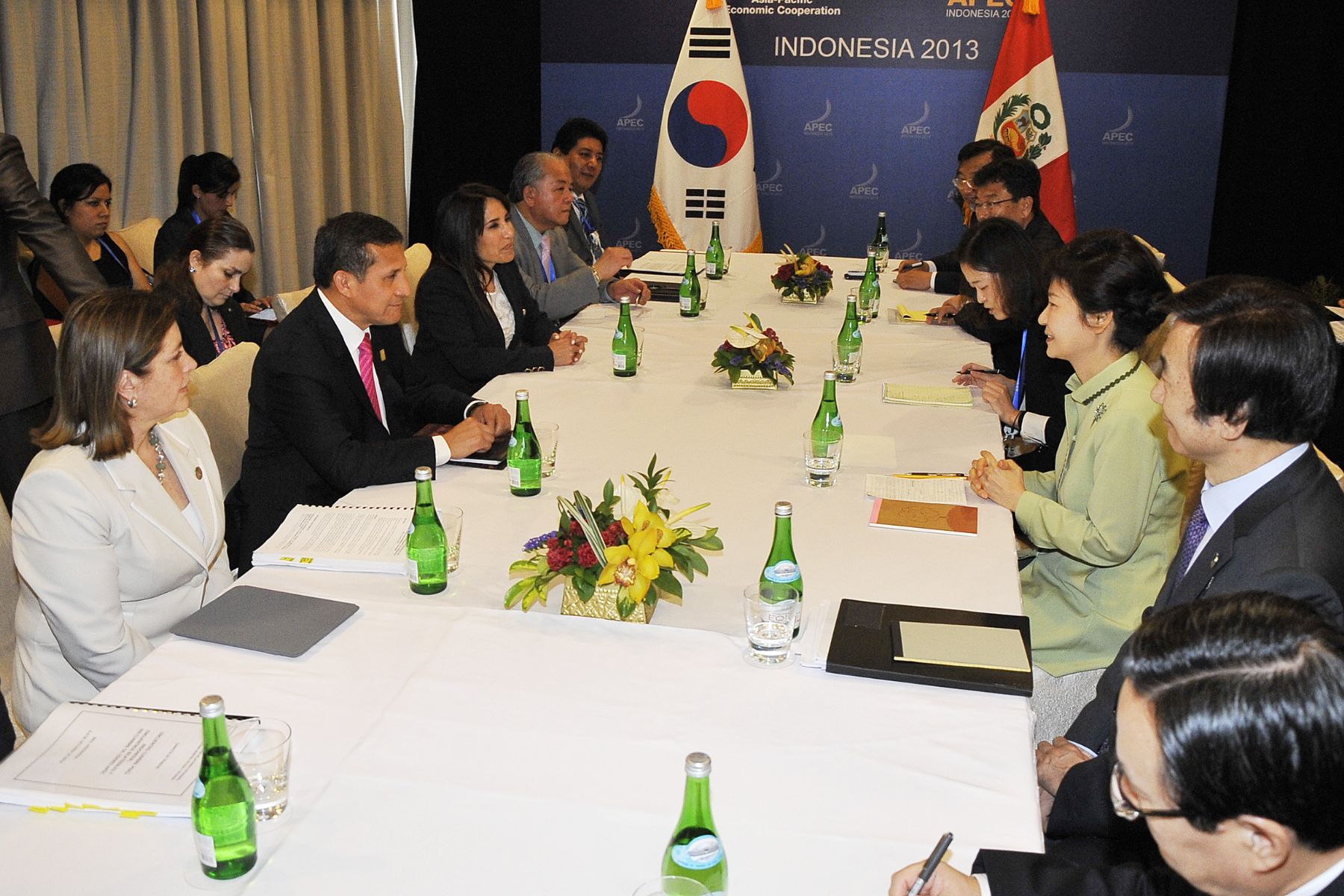 BALI,INDONESIA.OCTUBRE 07. Presidente Ollanta  Humala sostuvo reunión bilateral con la Presidenta de Corea, Park Geun Hye, en Bali.
Foto:Andina/Prensa Presidencia