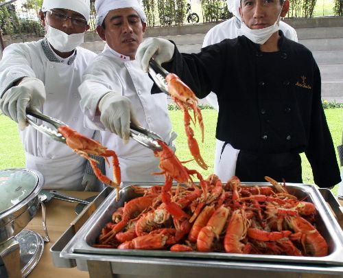 A fin de lograr poner en valor la extraordinaria gastronomía del valle de Majes, en la región Arequipa, el parlamentario andino Mario Zúñiga Martínez sostuvo reuniones de trabajo con autoridades locales, dueños de establecimientos gastronómicos especializados, extractores de camarones y pescadores de la zona.ANDINA/archivo