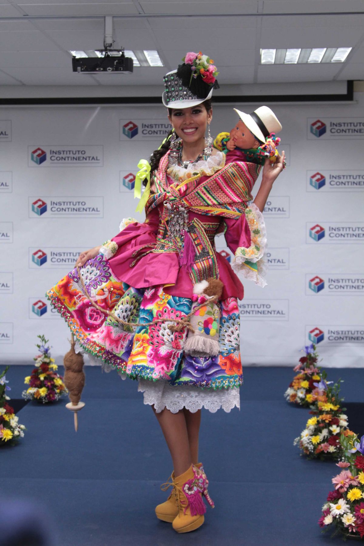 Miss Perú Cindy Mejía presentó el traje típico para Miss Universo