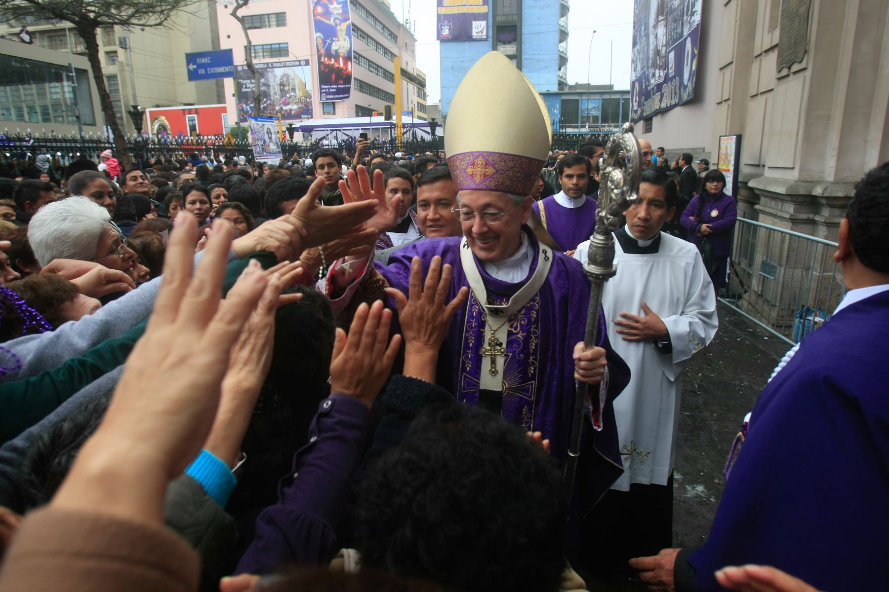 LIMA, PERÚ - OCTUBRE 18. El Cardenal Cipriani ofició misa en nueva salida del Señor de los Milagros.
Foto: ANDINA/Juan Carlos Guzmán Negrini.