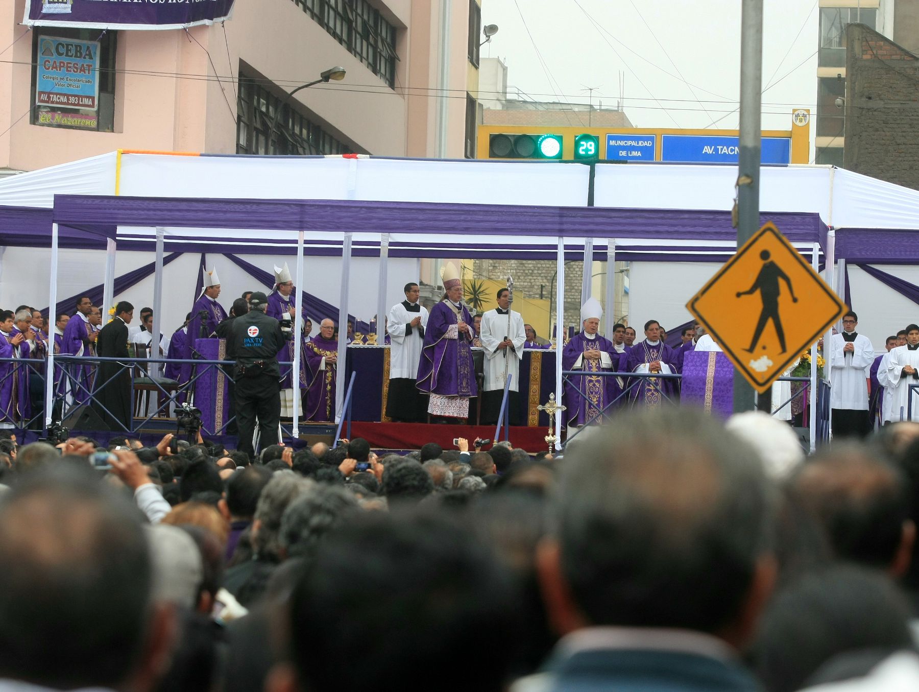 LIMA, PERÚ - OCTUBRE 18. El Cardenal Cipriani ofició misa en nueva salida del Señor de los Milagros.
Foto: ANDINA/Juan Carlos Guzmán Negrini.