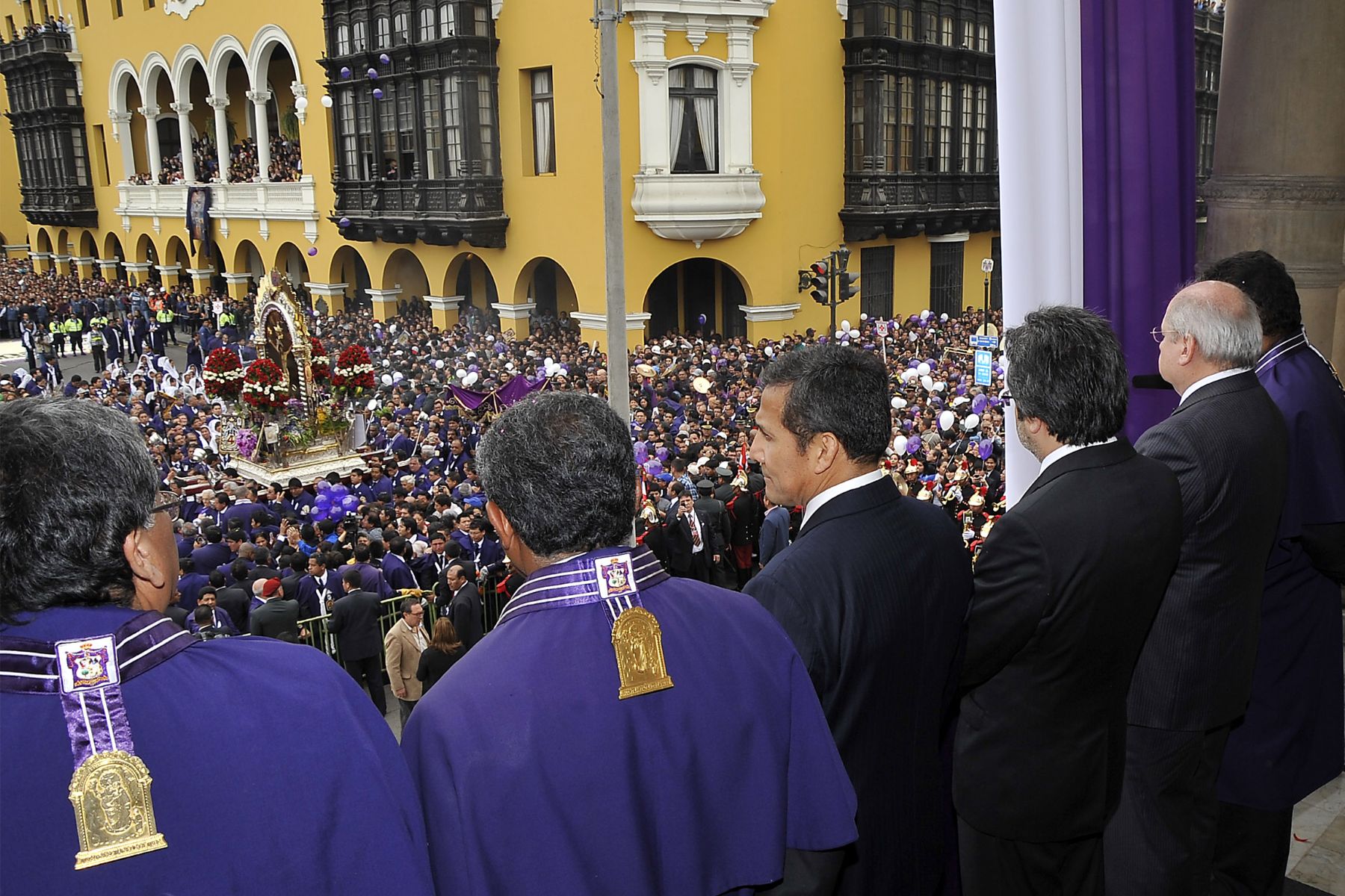 LIMA. 18 DE SETIEMBRE. Jefe de Estado encabezó homenaje que Palacio de Gobierno rindió al Señor de los Milagros, y estuvo acompañado por el premier Juan Jiménez y el ministro Pedro Cateriano. Foto: ANDINA/Prensa Presidencia